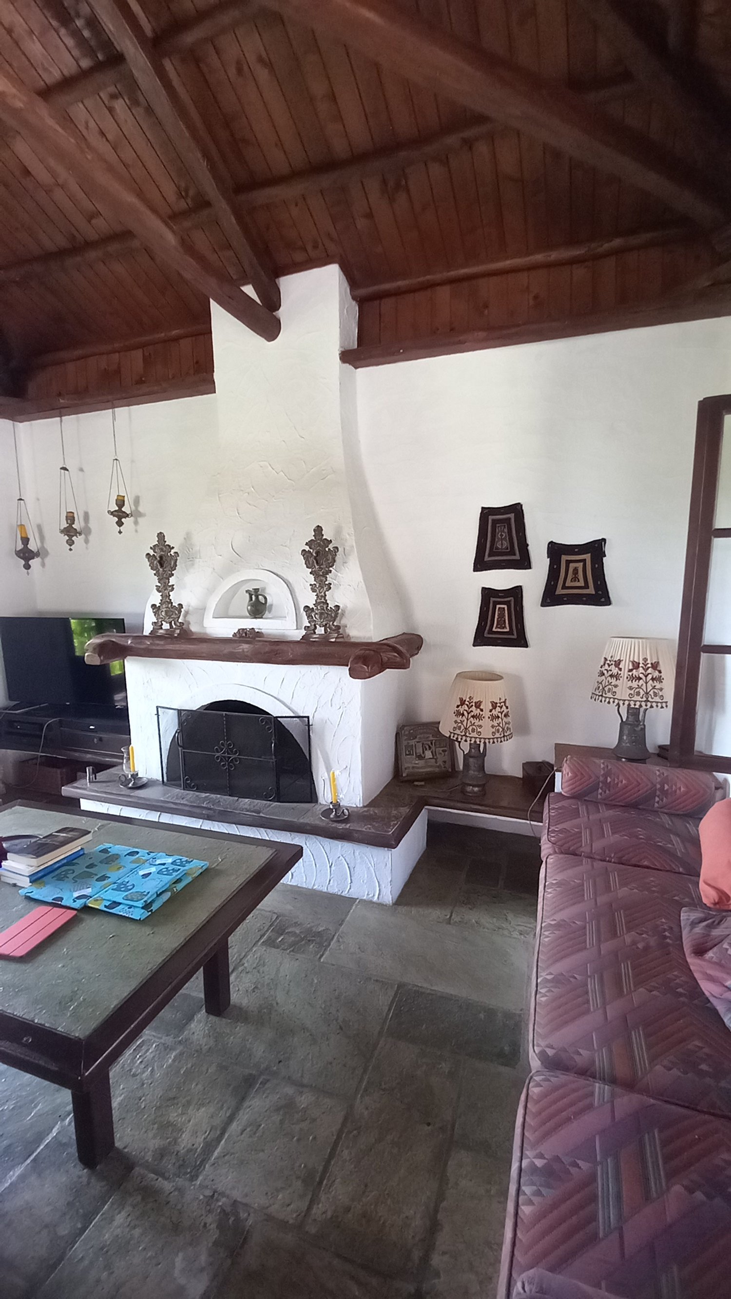 beautiful_big_estate_with_swimmingpool_fire_place.jpg