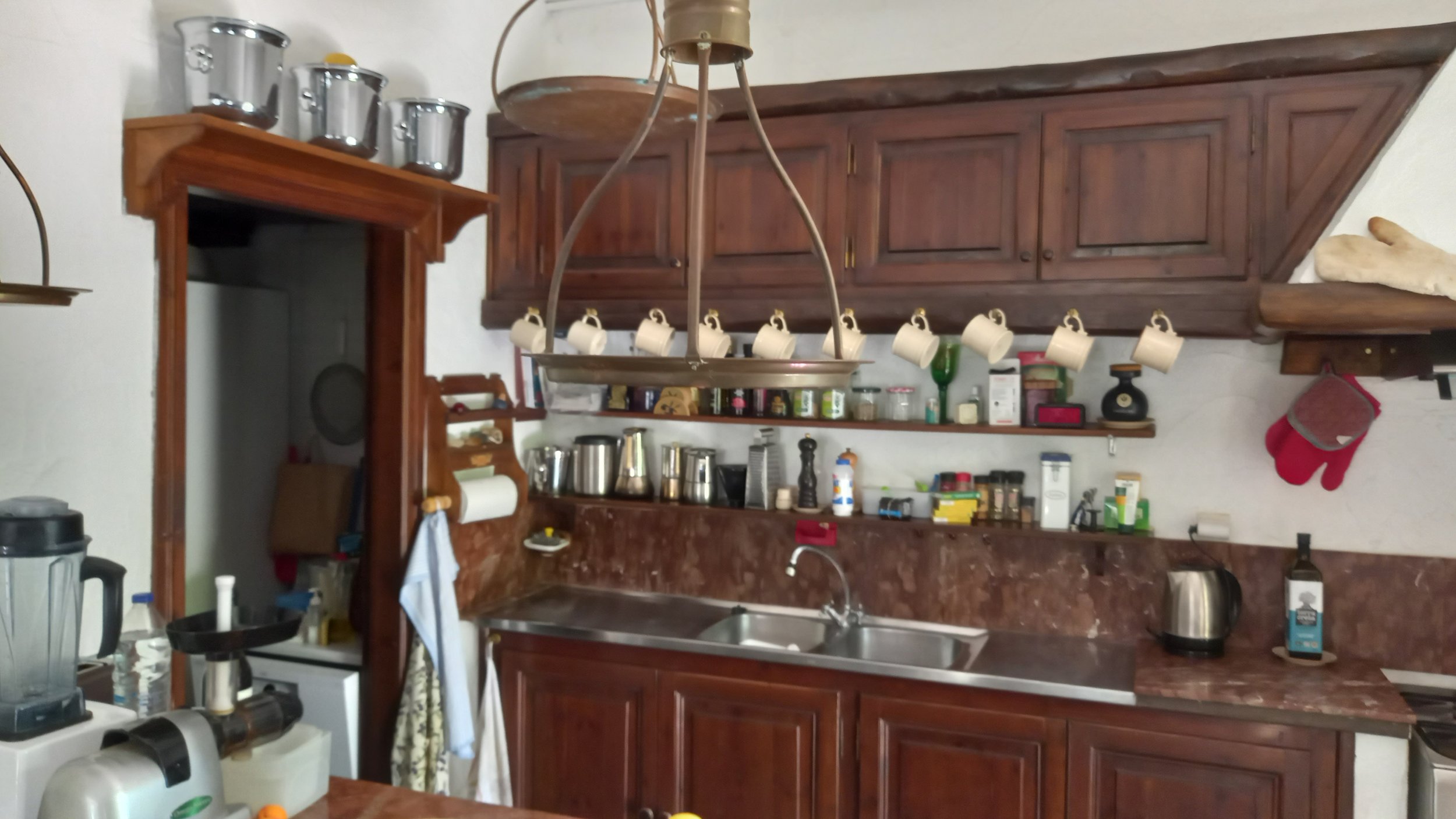 beautiful_big_estate_with_swimmingpool_main_kitchen.jpg