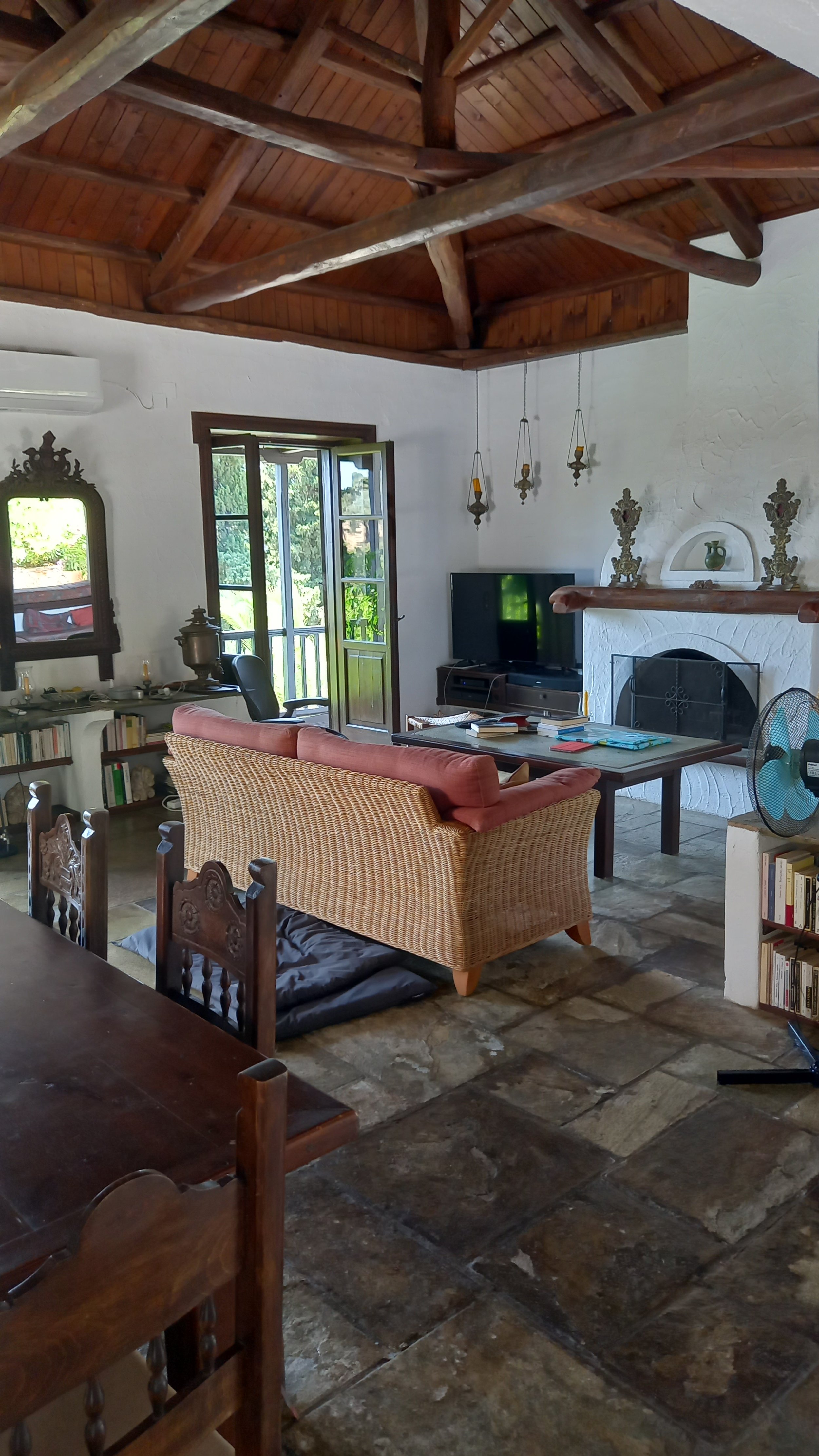beautiful_big_estate_with_swimmingpool_orange_sofa.jpg