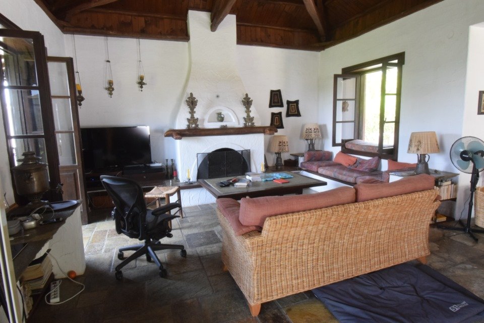 beautiful_big_estate_with_swimmingpool_second_living_room.jpg