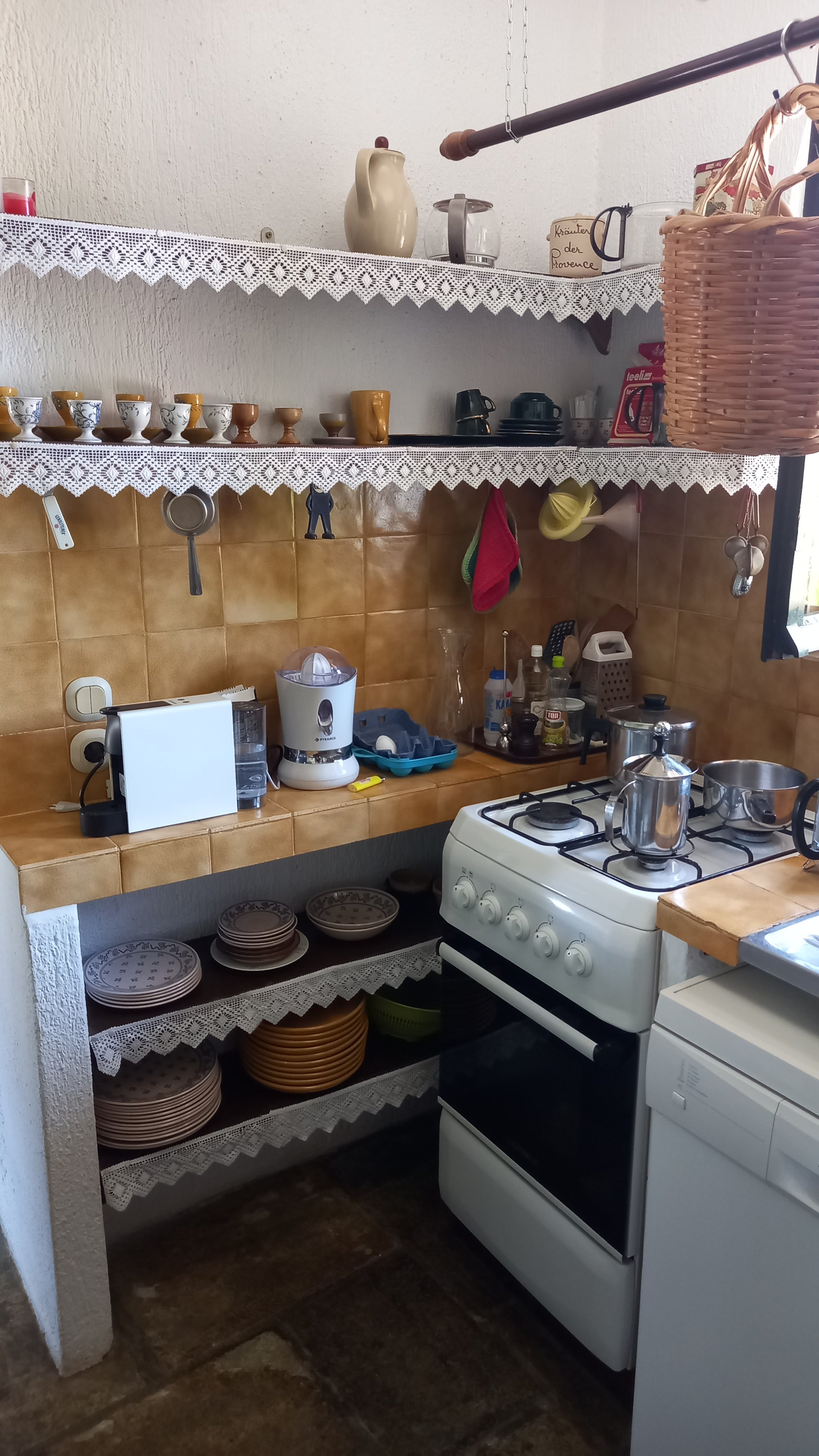 beautiful_big_estate_with_swimmingpool_small_kitchen.jpg