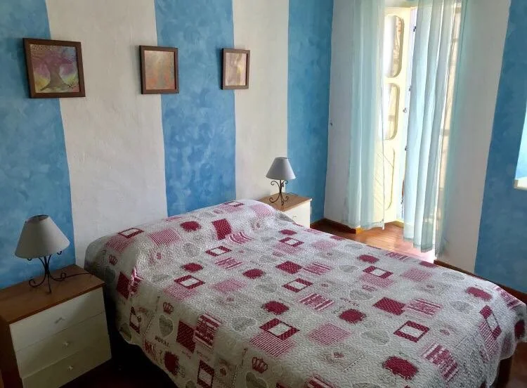 wonderful_ spaciou_ townhouse_bedroom_red.jpg
