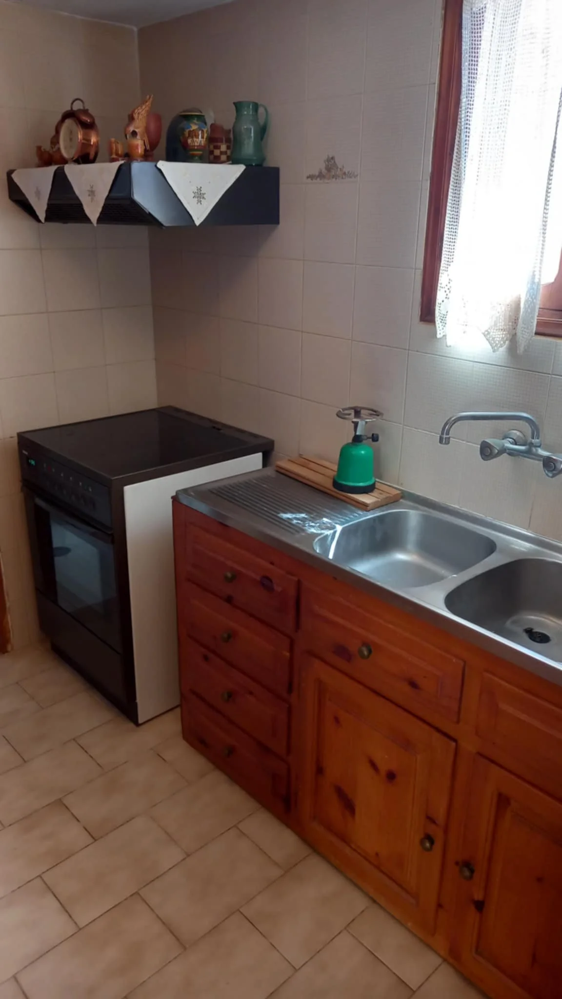 big_townhouse_with_a_veranda_with_a_sea_view_kitchen.jpg
