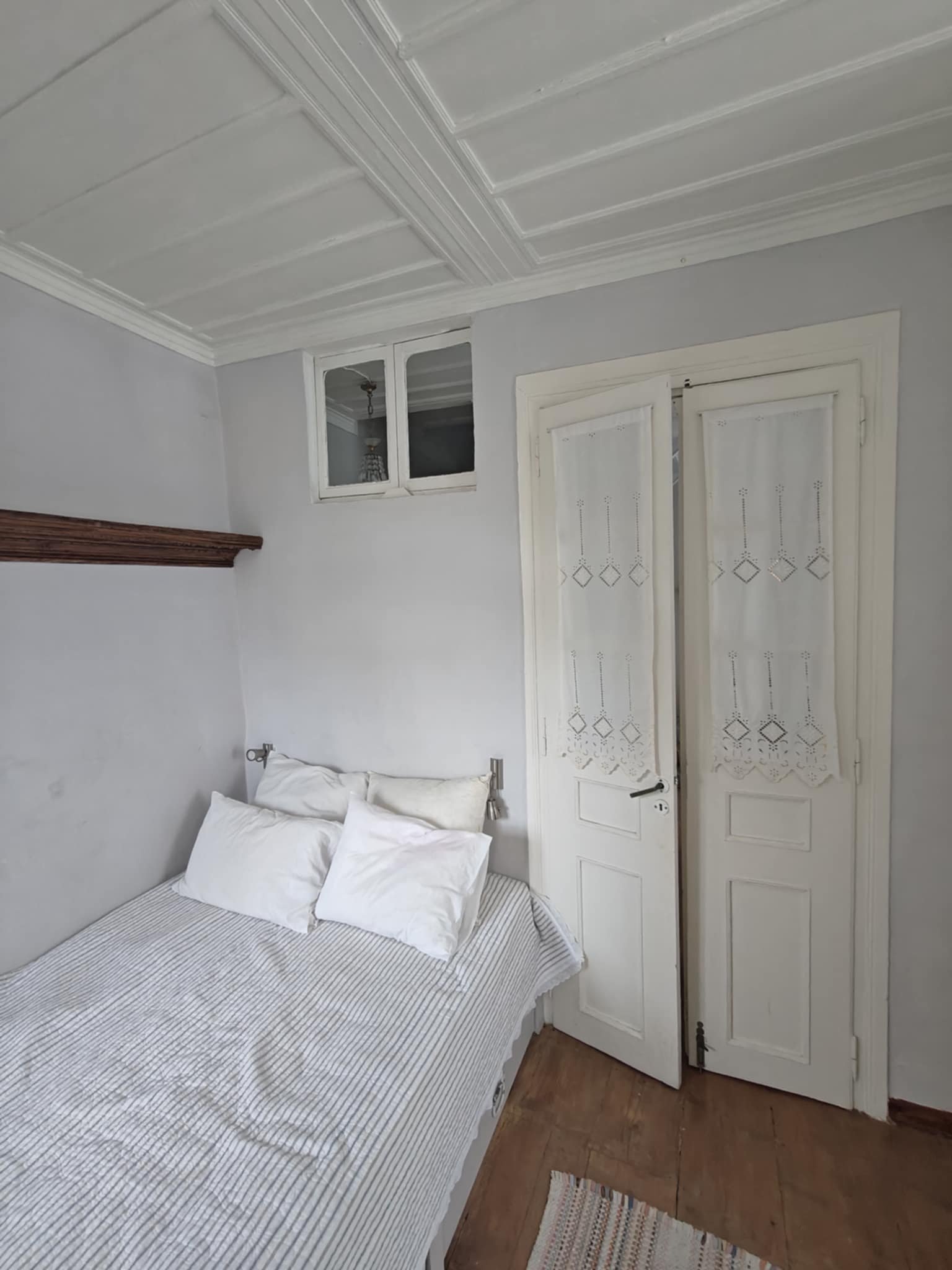 Gorgeous_historic townhouse_with_a_view_bed.jpeg