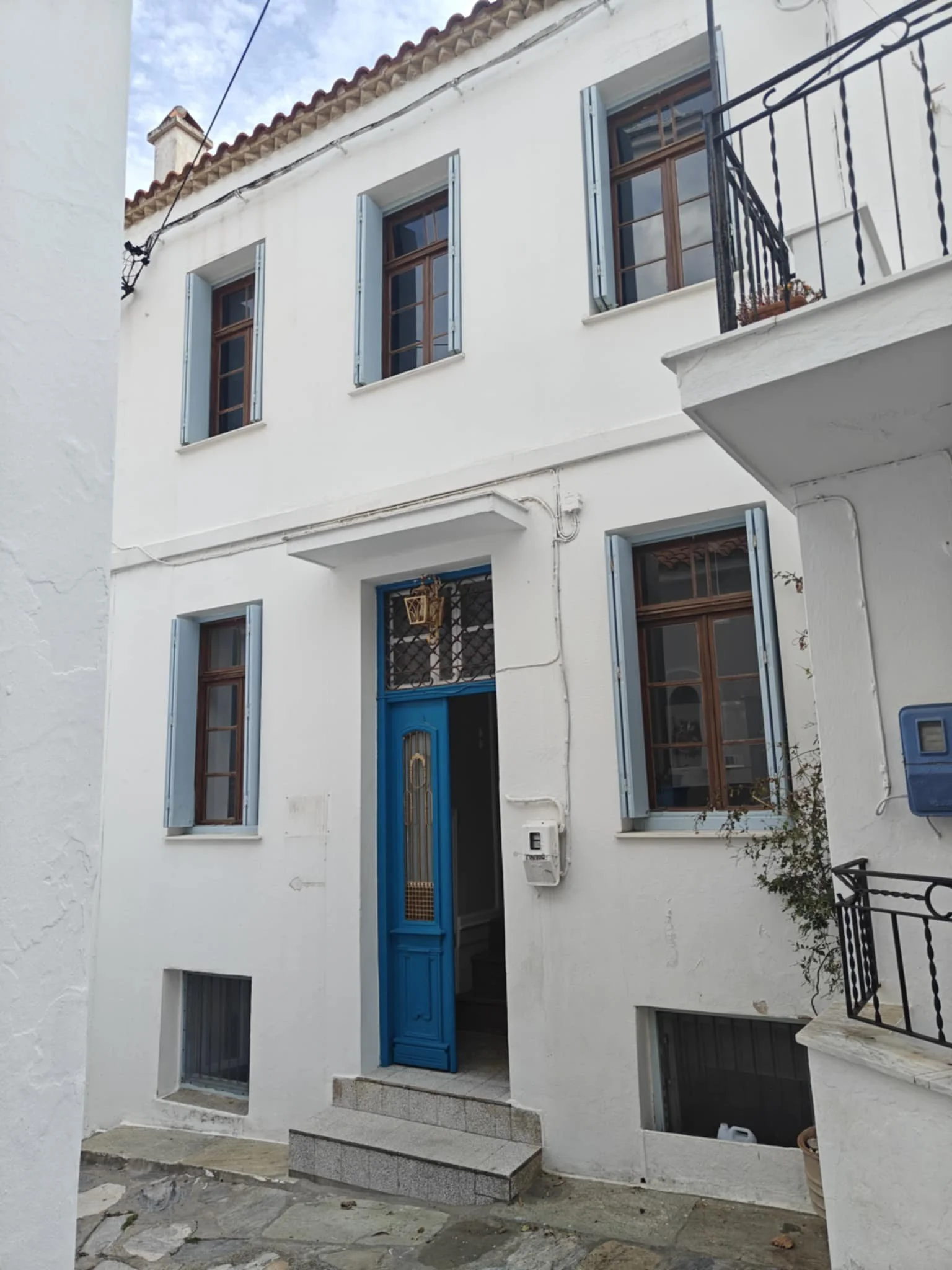 Gorgeous_historic townhouse_with_a_view_outside.jpeg