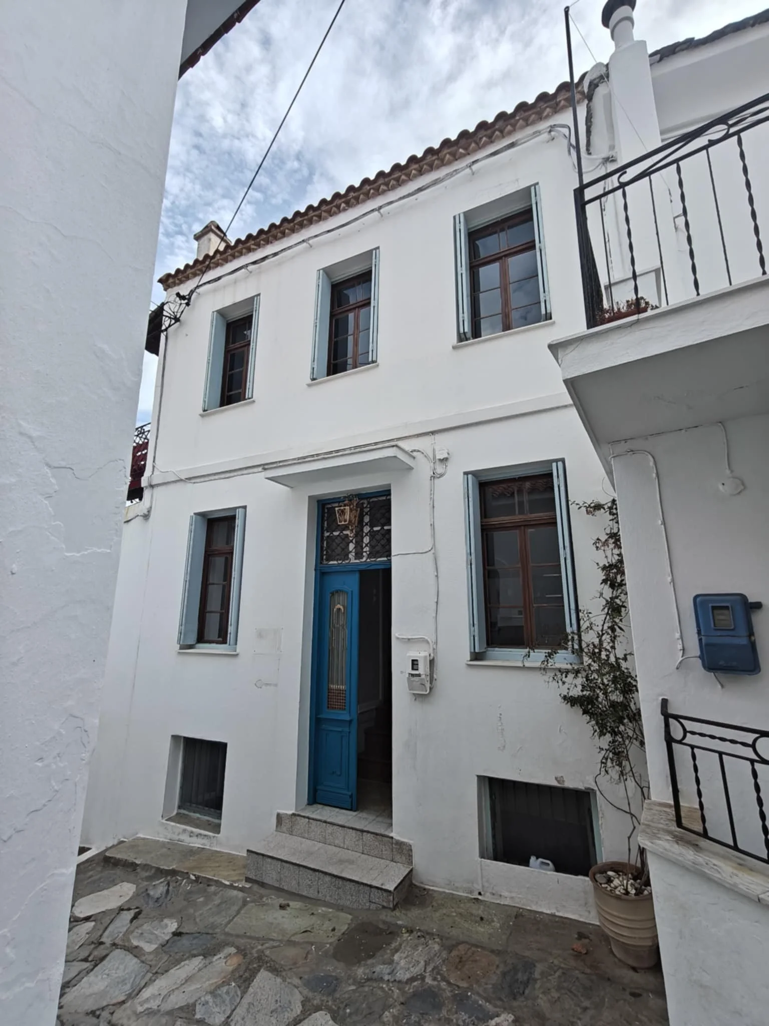 Gorgeous_historic townhouse_with_a_view_outside_2.jpeg