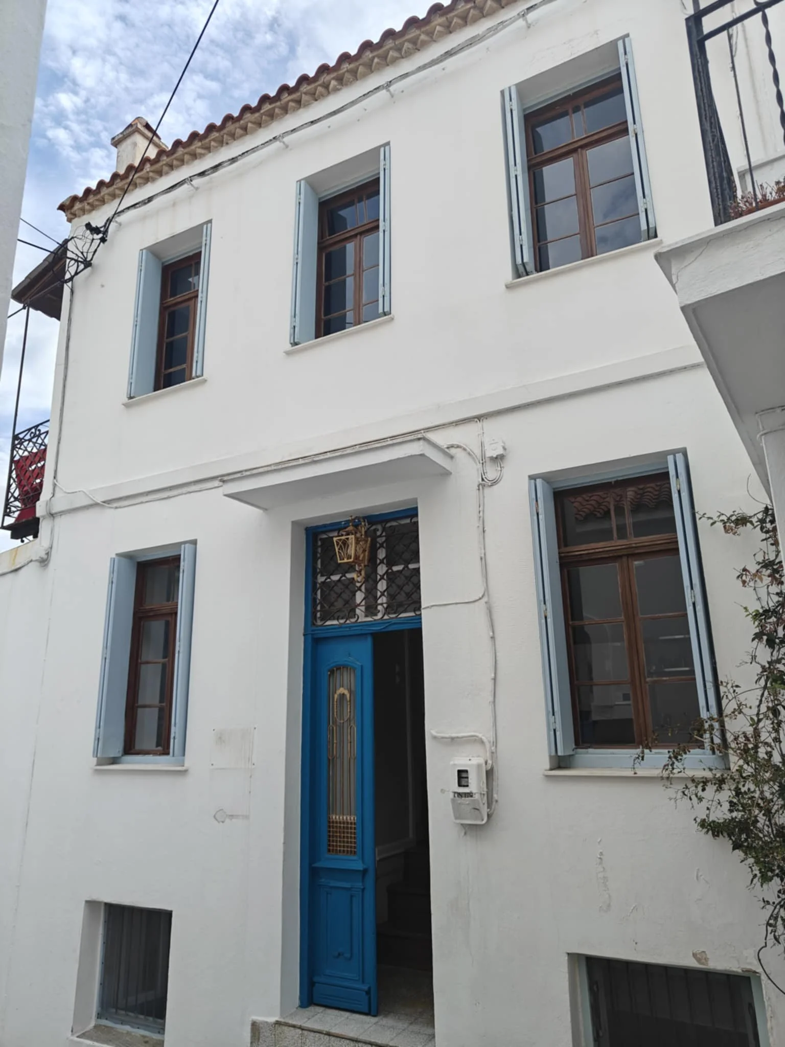 Gorgeous_historic townhouse_with_a_view_outside_3.jpeg