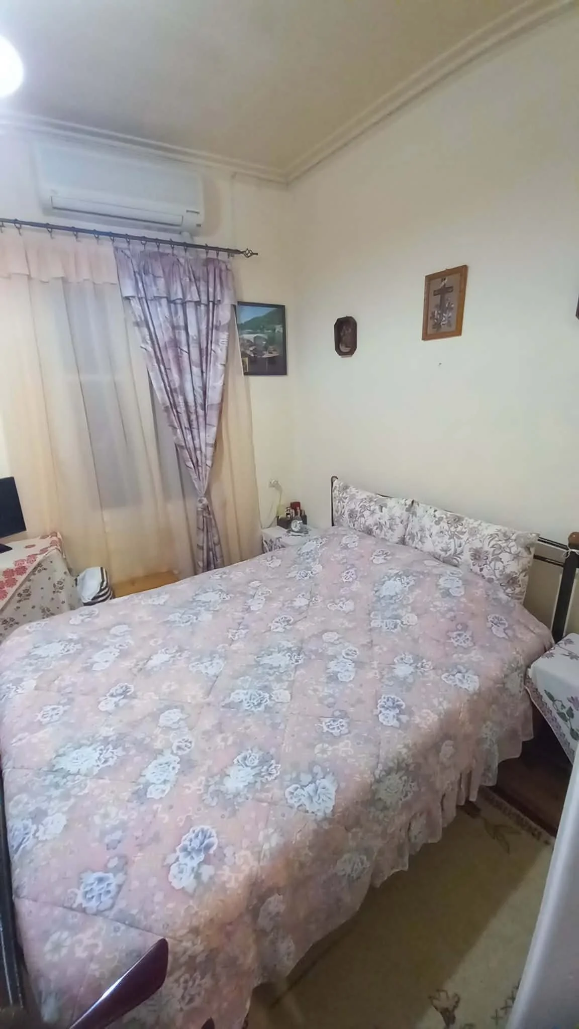 Cute_one_bedroom_house_double_bed.jpg
