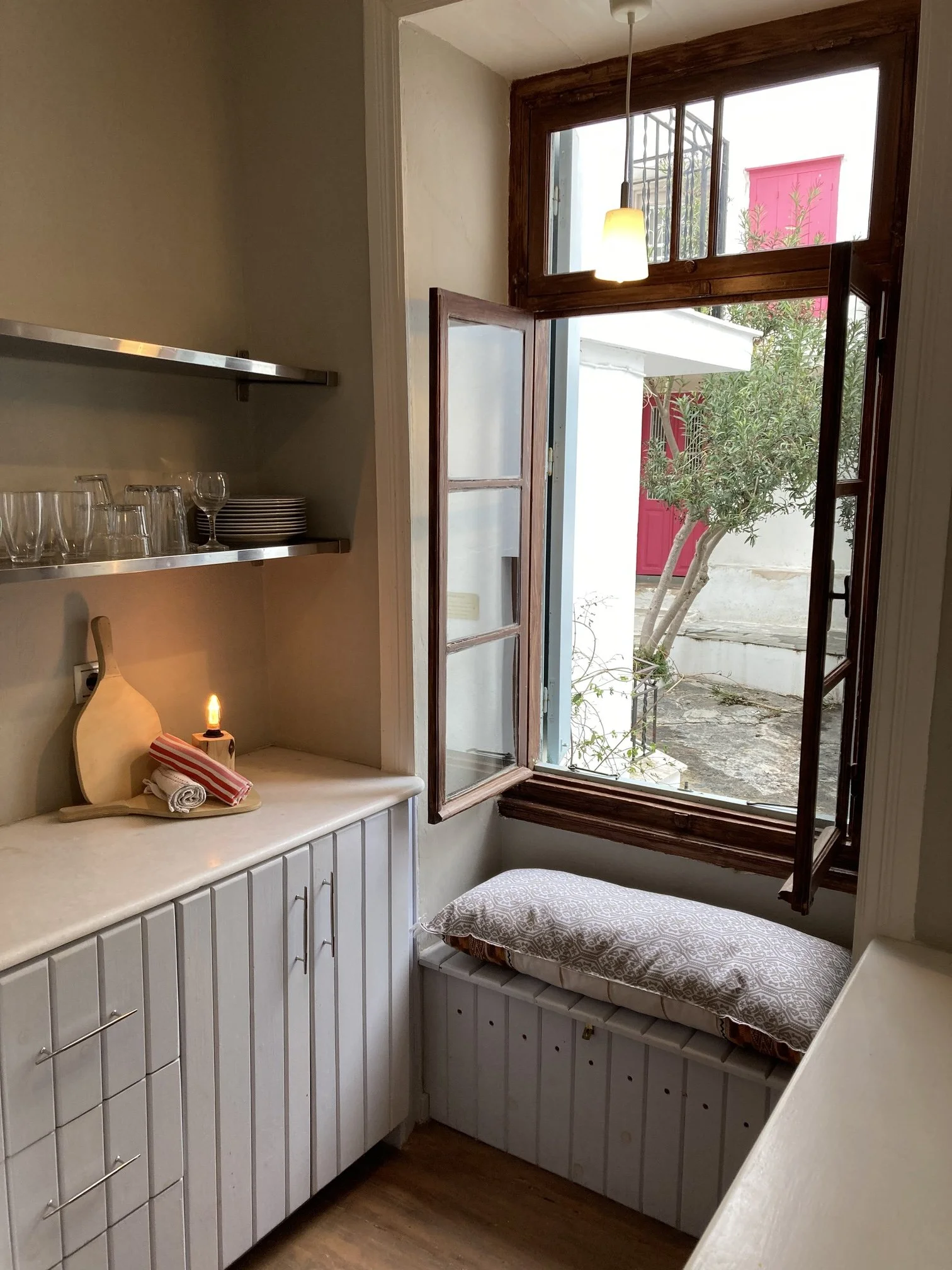 Gorgeous_historic townhouse_with_a_view_candle.jpeg