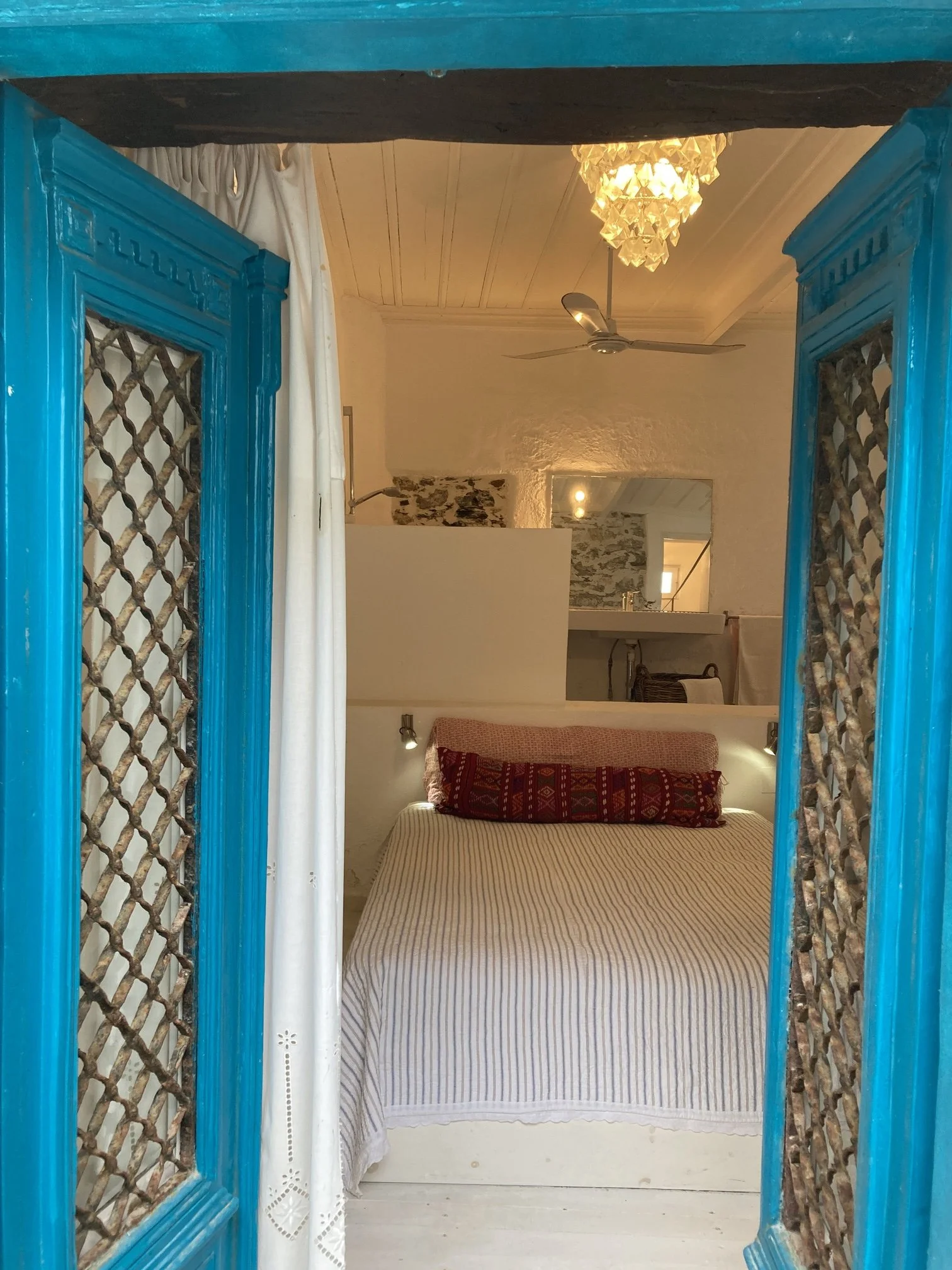 Gorgeous_historic townhouse_with_a_view_see_through.jpeg