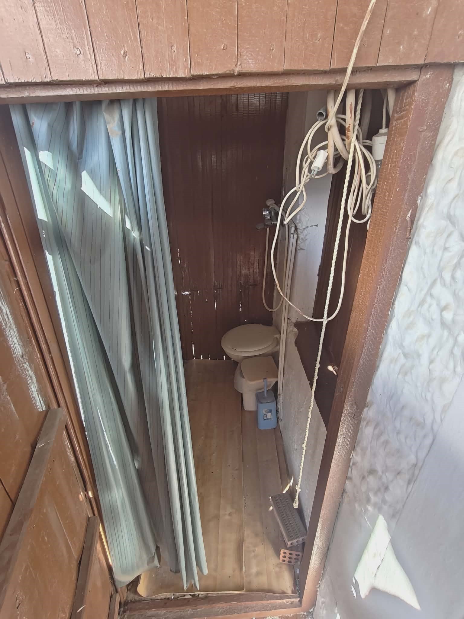old_town_house_to_renovate_toilet.jpg