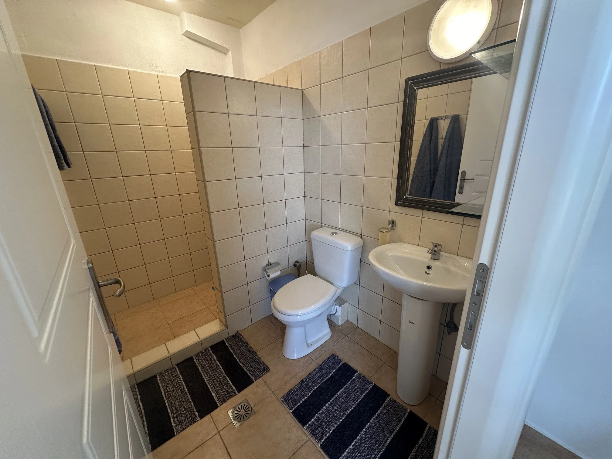wonderful_well_built_villa_with_amazing_view_blue_bathroom.jpg