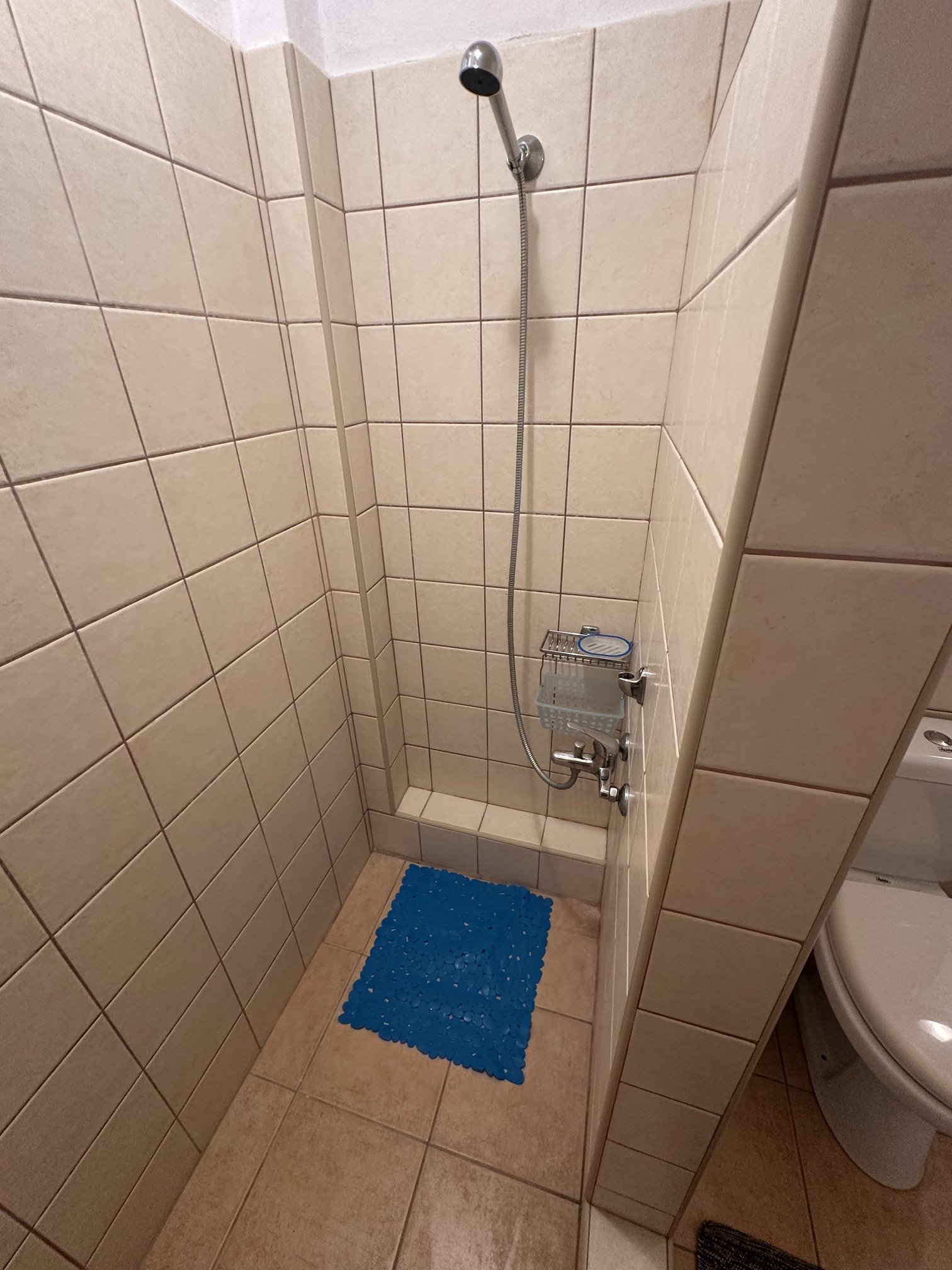 wonderful_well_built_villa_with_amazing_view_shower_blue.jpg