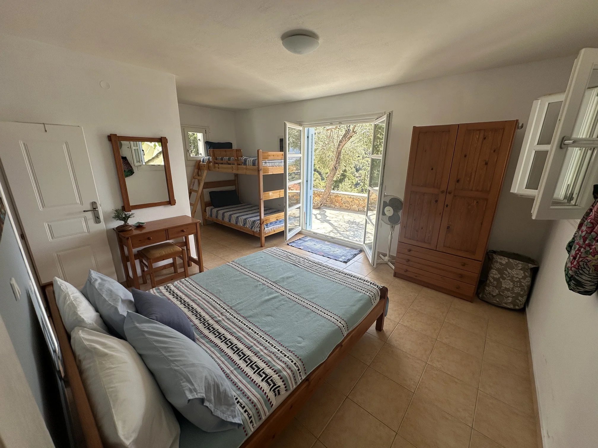 wonderful_well_built_villa_with_amazing_view_sleep_wide.jpg