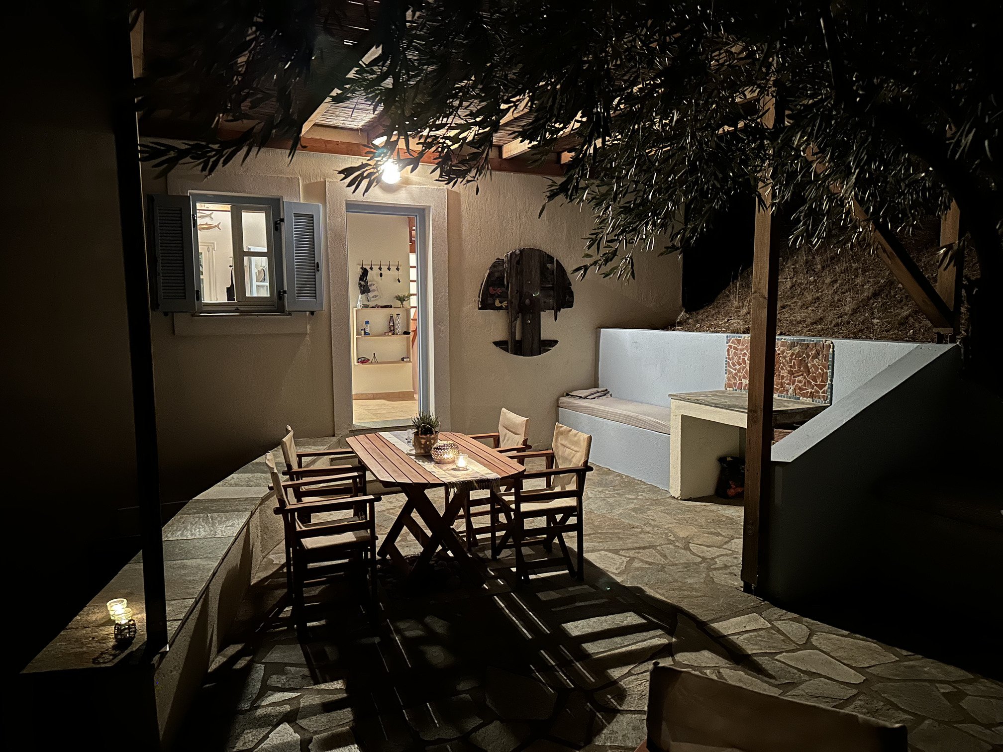 wonderful_well_built_villa_with_amazing_view_table_night.jpg