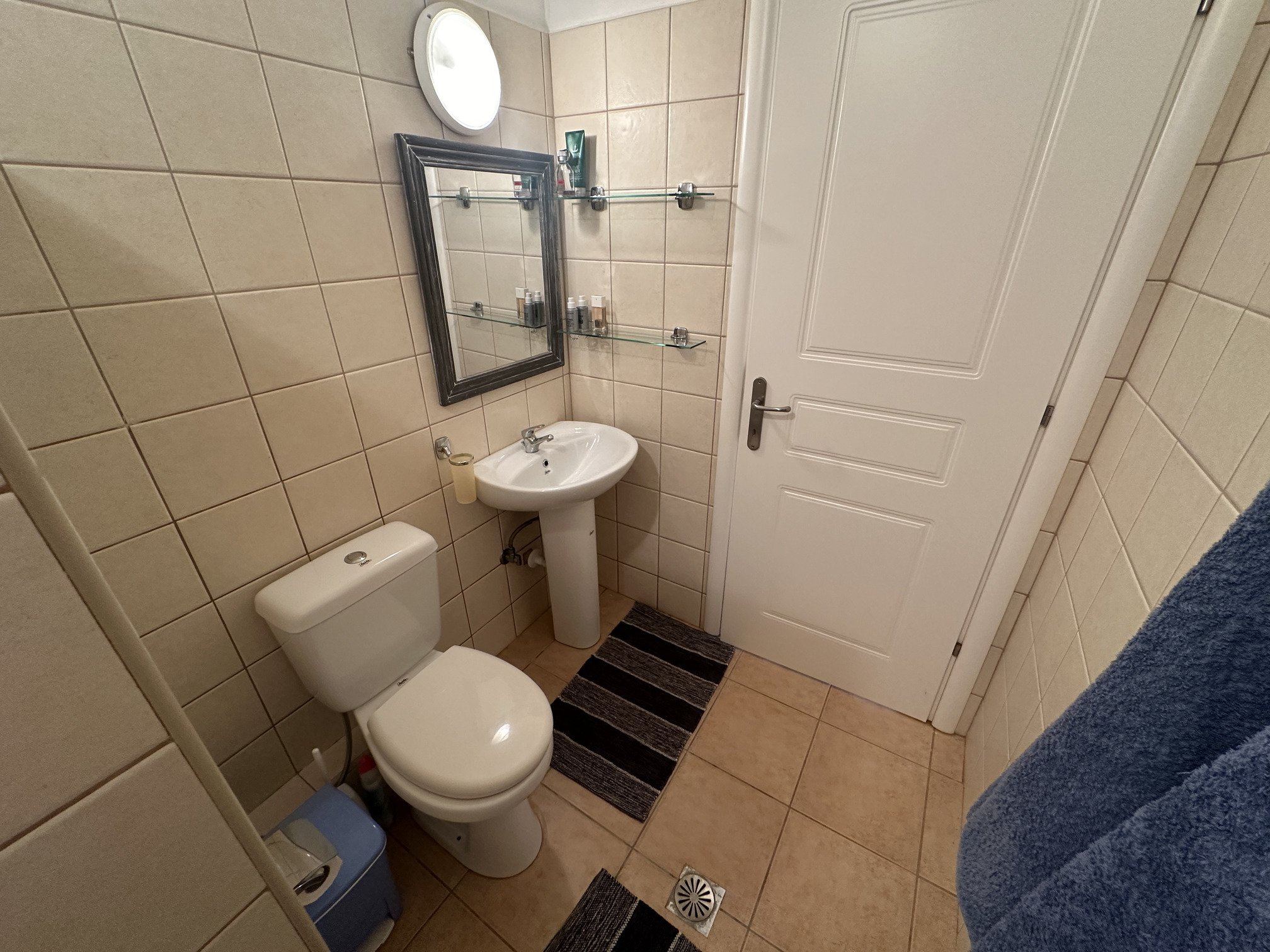 wonderful_well_built_villa_with_amazing_view_toilet_blue_towel.jpg