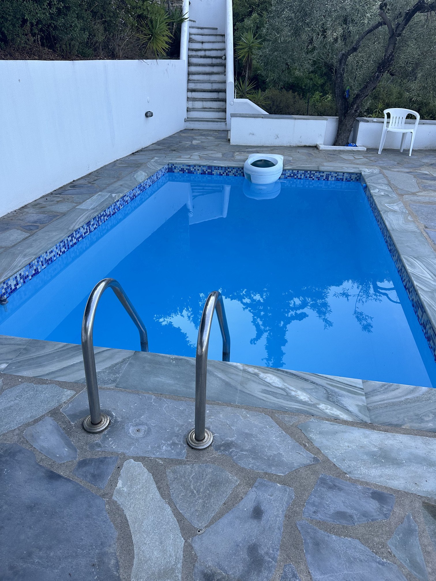 wonderful_well_built_villa_with_amazing_view_swim-stairs.jpg