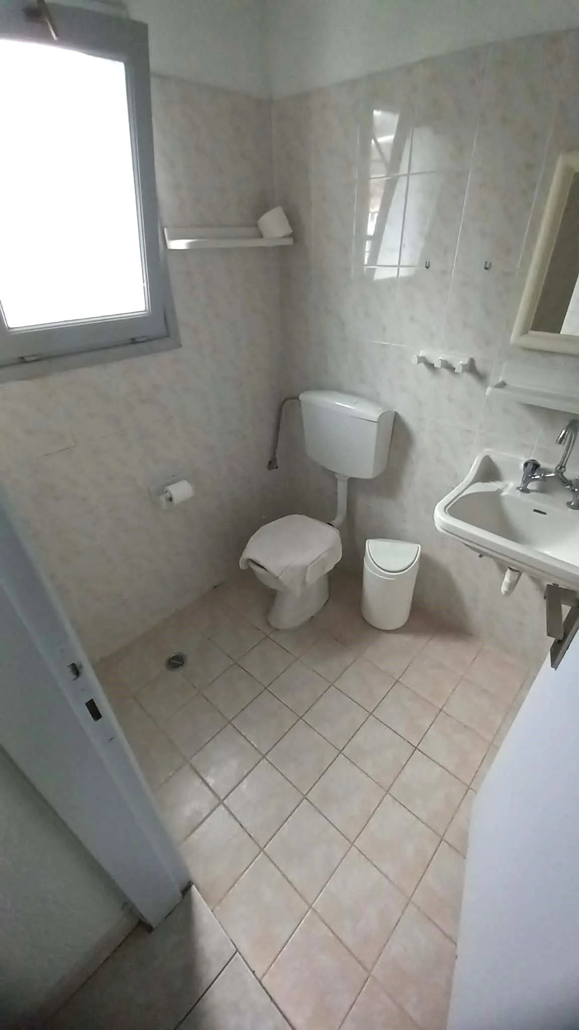 enchanting_house_with_land_close_to_the-sea_main_bathroom.jpg
