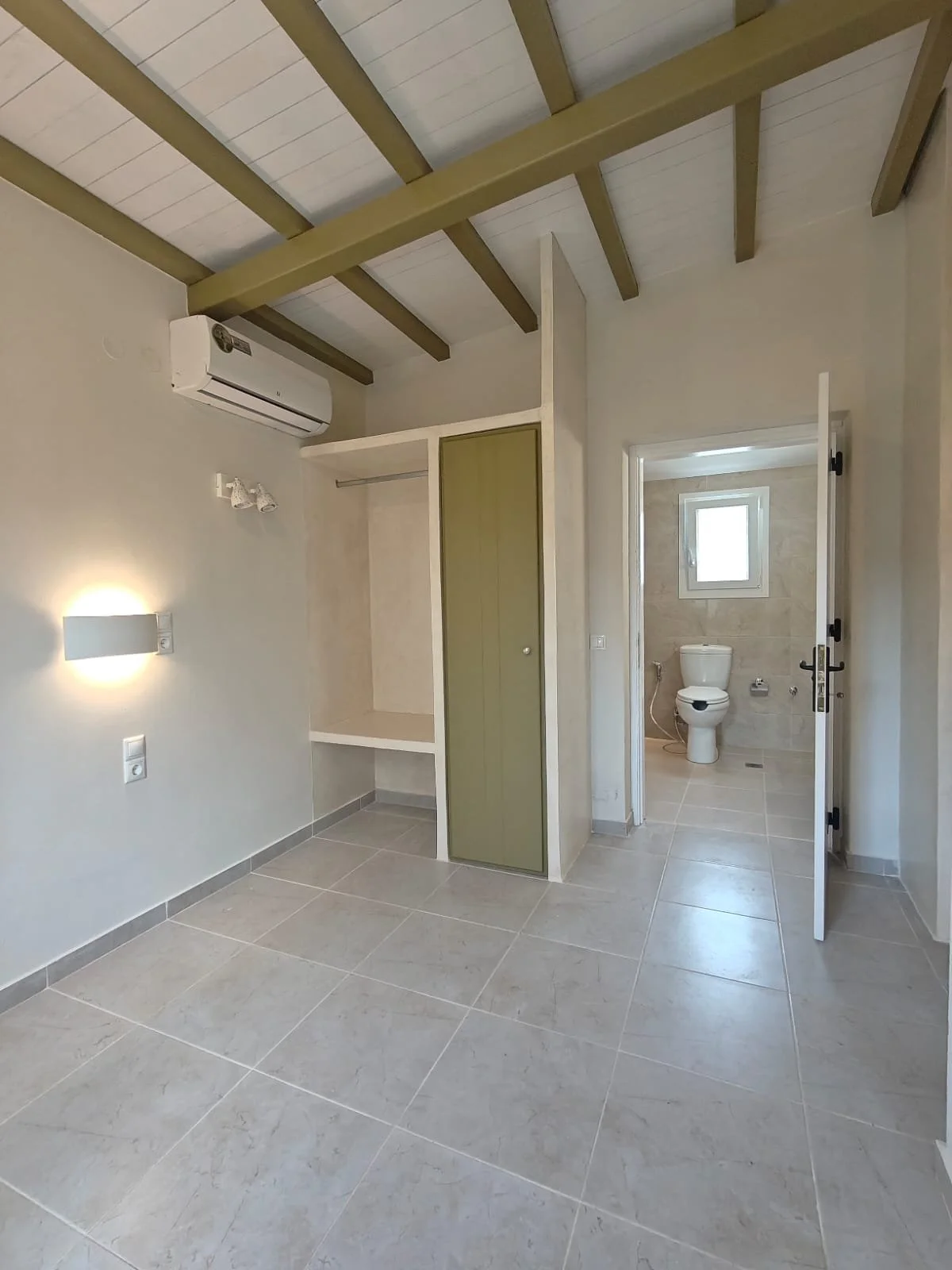 hidden_gem_in_potami_bedroom_and_toilet.jpeg