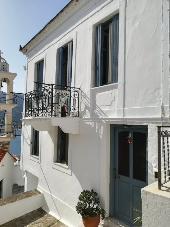 townhouse_with_small_apartment_house_side.jpg