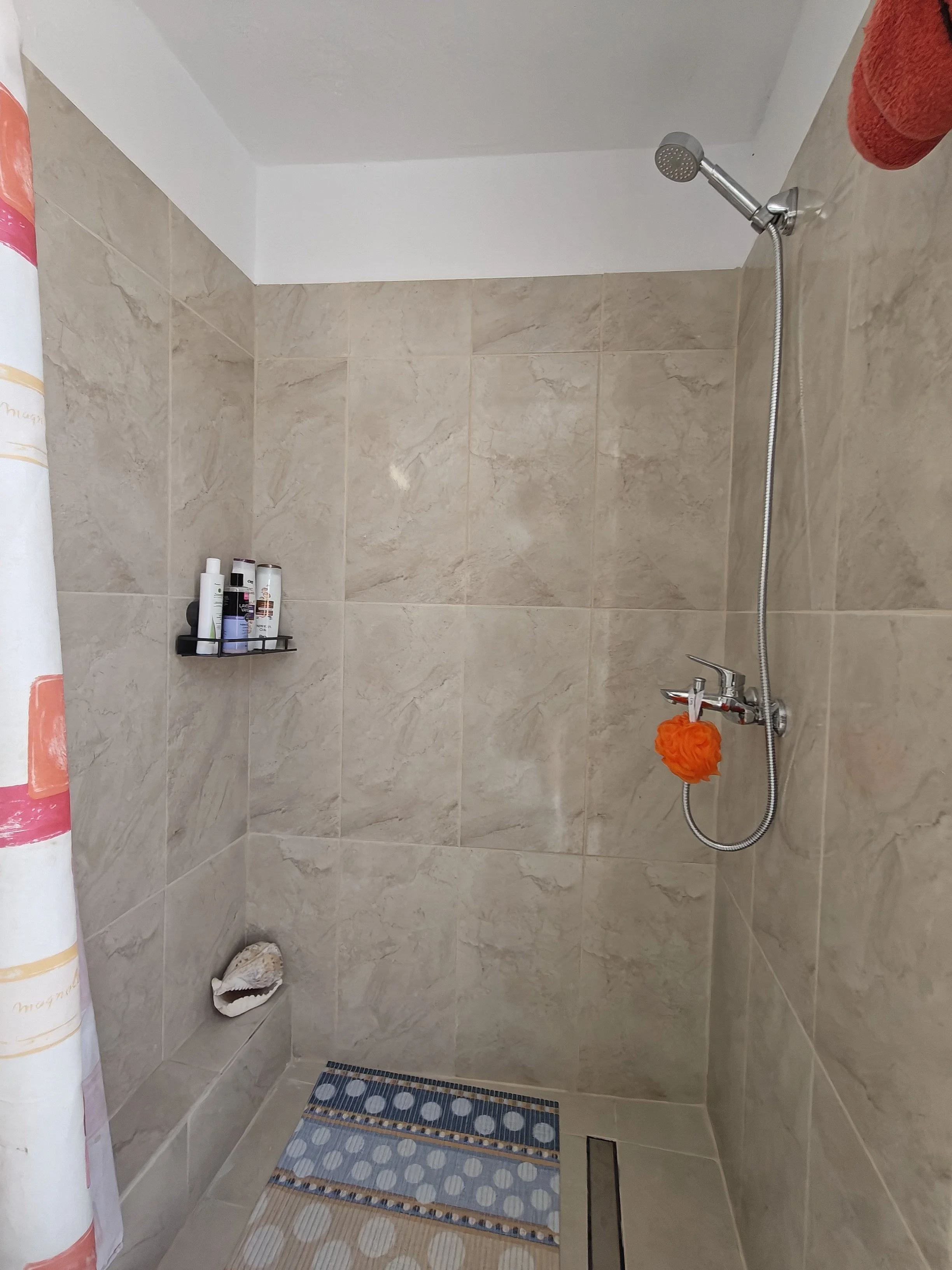 townhouse_with_studio_and_outside_space_shower.jpg