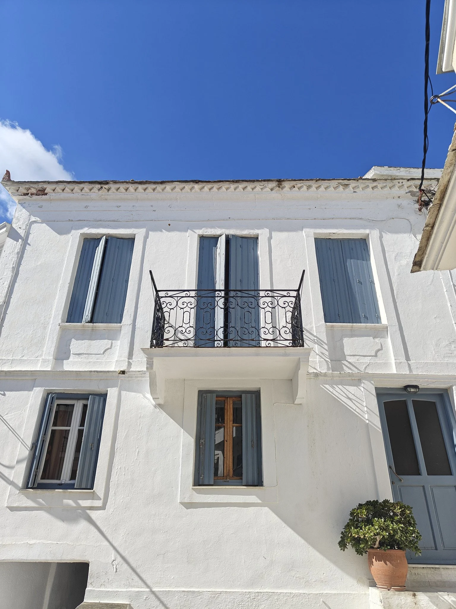 townhouse_with_studio_and_outside_space_closer.jpg