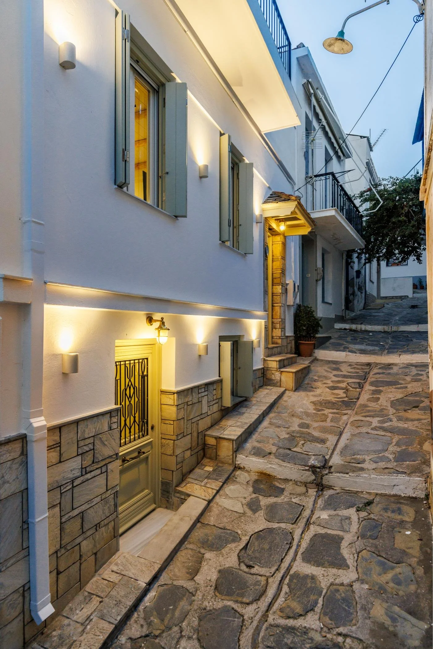 modern_completely_renovated_three_bedroom_house_with_an_amazing_roof_terrace_road.jpg