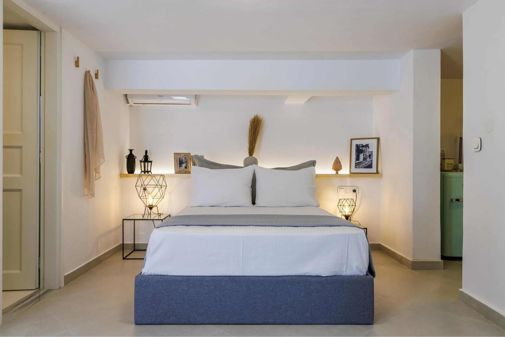 modern_completely_renovated_three_bedroom_house_with_an_amazing_roof_terrace_room.jpg