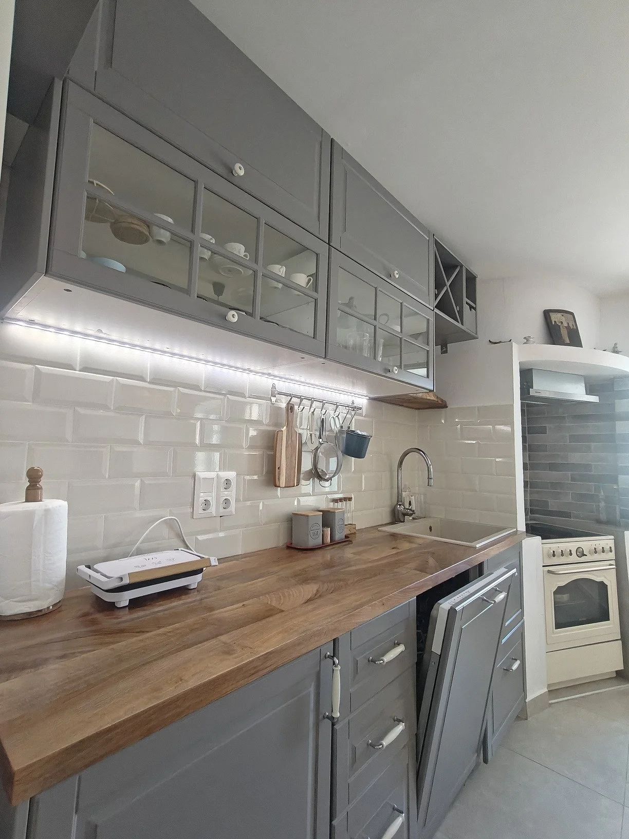 a_renovated_gem_in_the_heart_of_Skopelos_kitchen.jpg