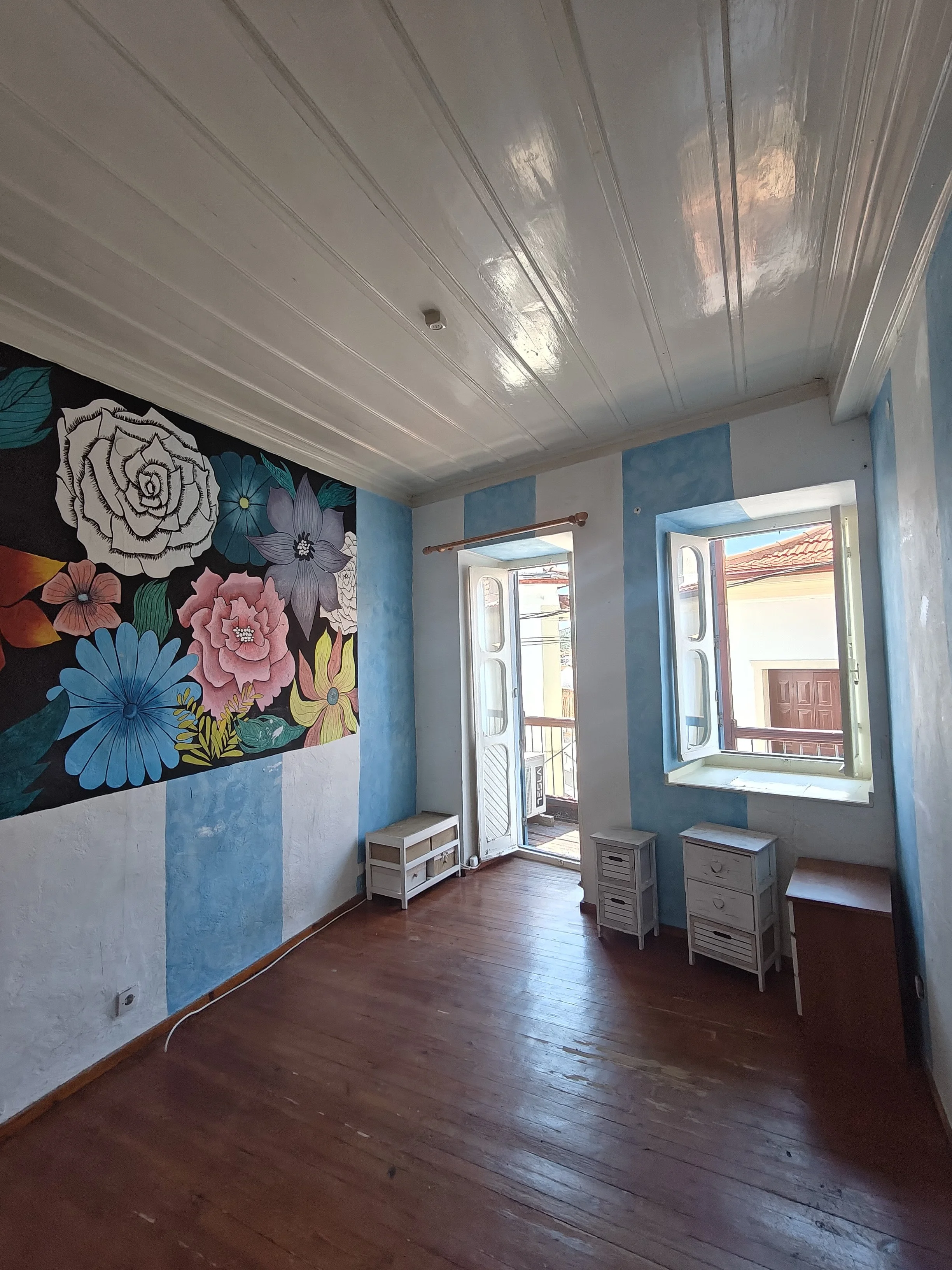 wonderful_ spaciou_ townhouse_bedroom_roses.jpg