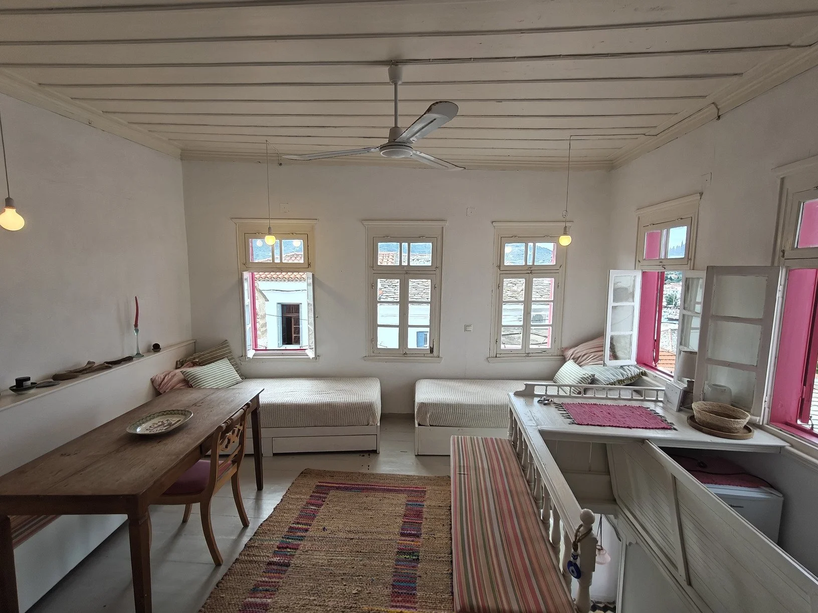 adorable_house_with_a_seaview_bedroom.jpg