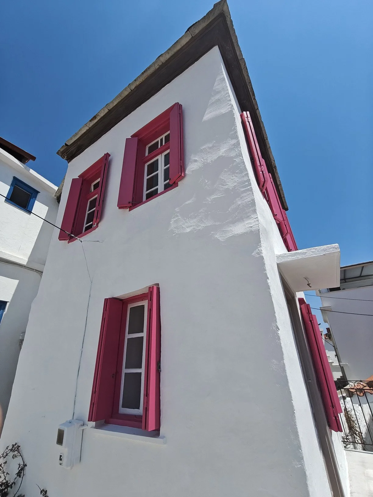 adorable_house_with_a_seaview_corner.jpg
