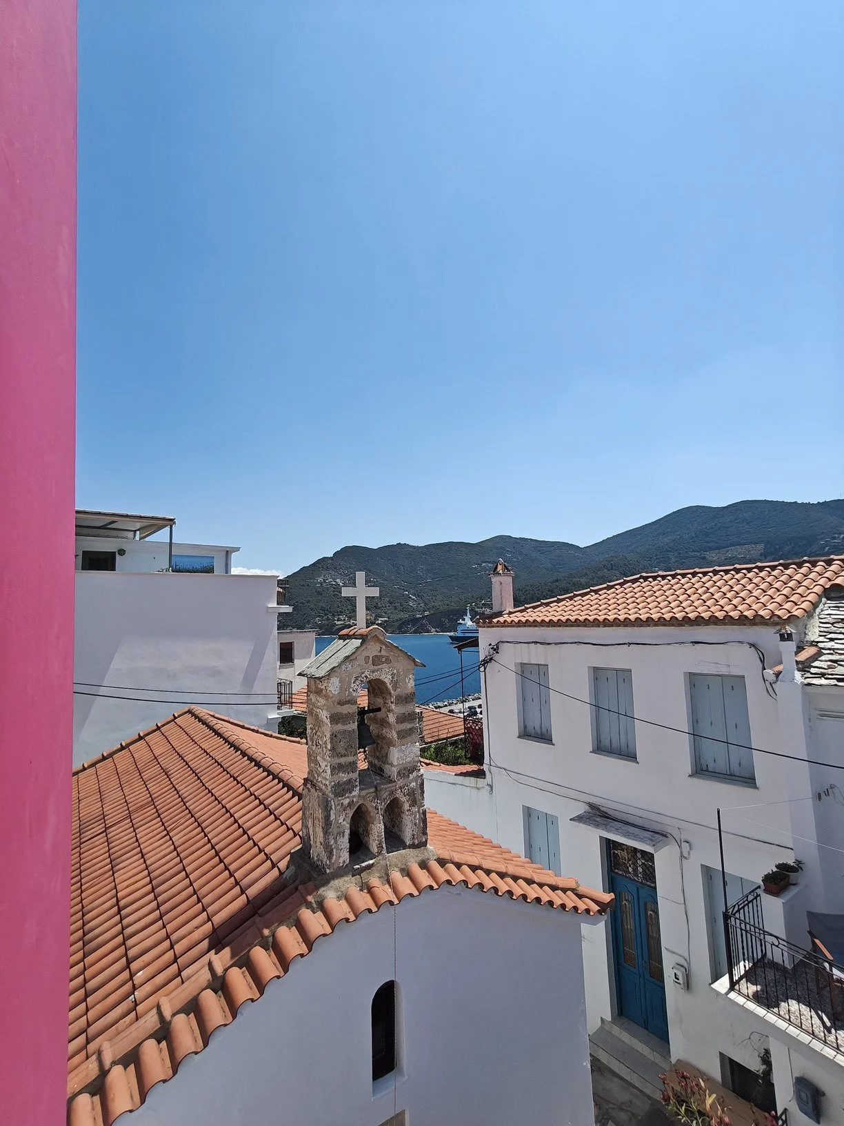 adorable_house_with_a_seaview_cross.jpg