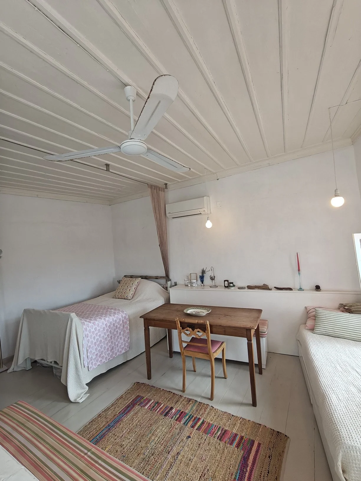 adorable_house_with_a_seaview_desk.jpg