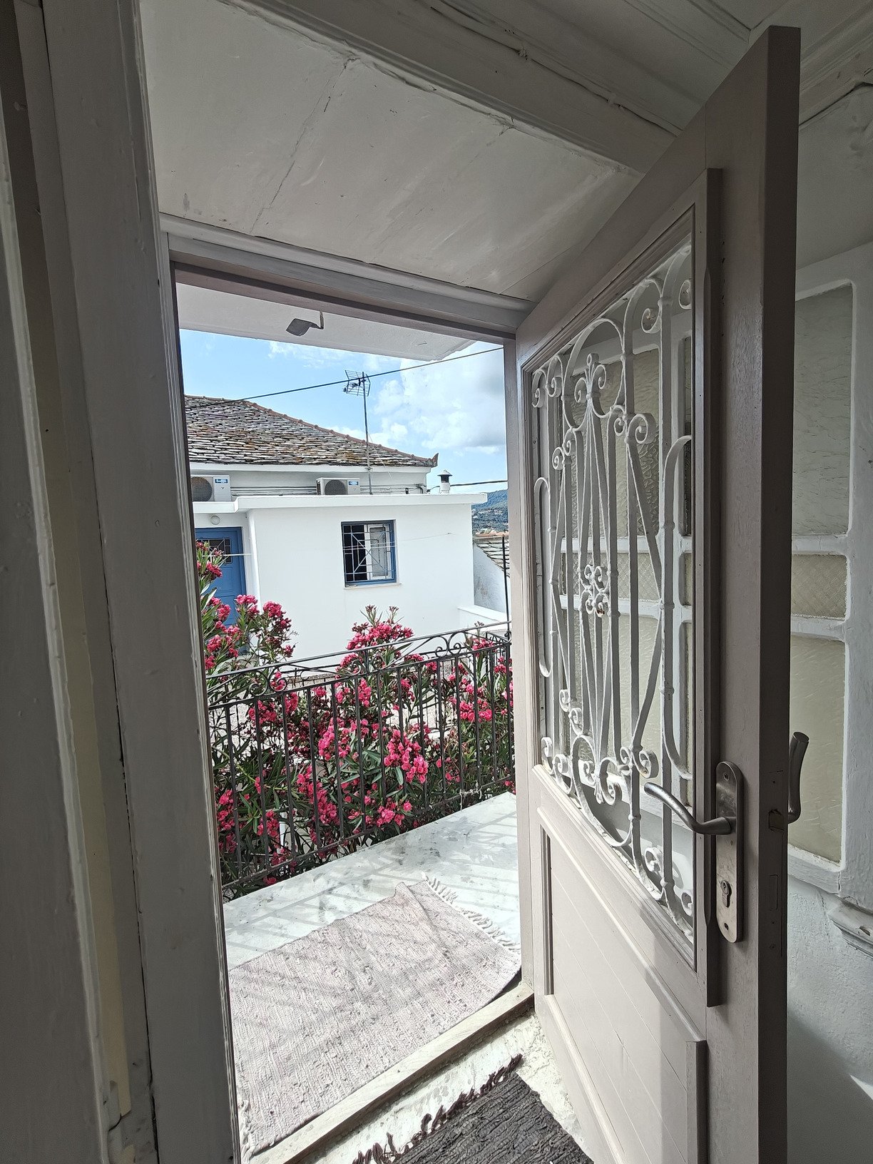 adorable_house_with_a_seaview_door.jpg