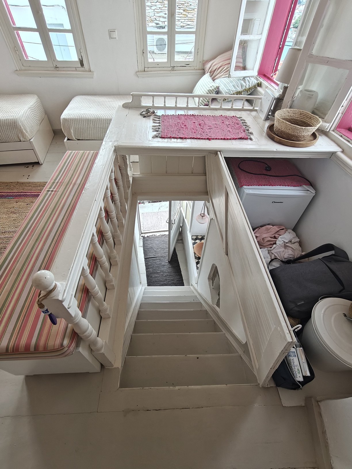adorable_house_with_a_seaview_inside.jpg