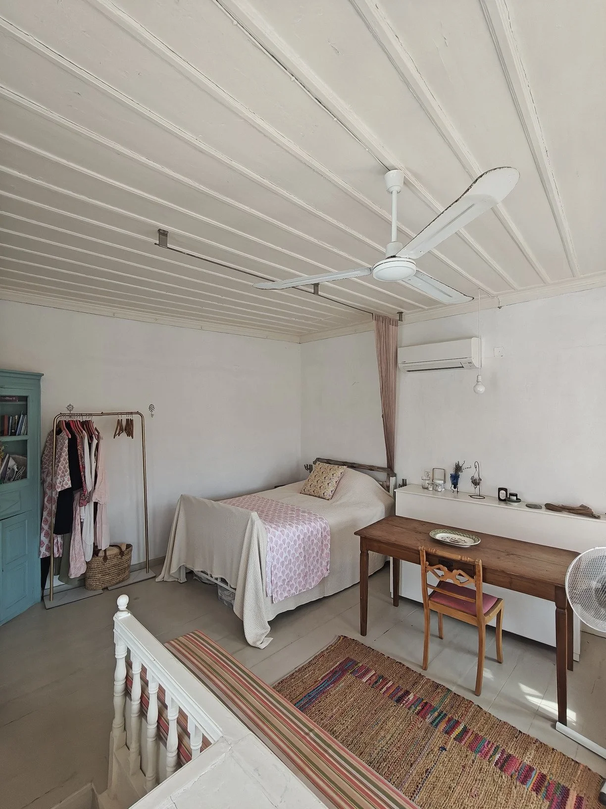 adorable_house_with_a_seaview_kingbed.jpg