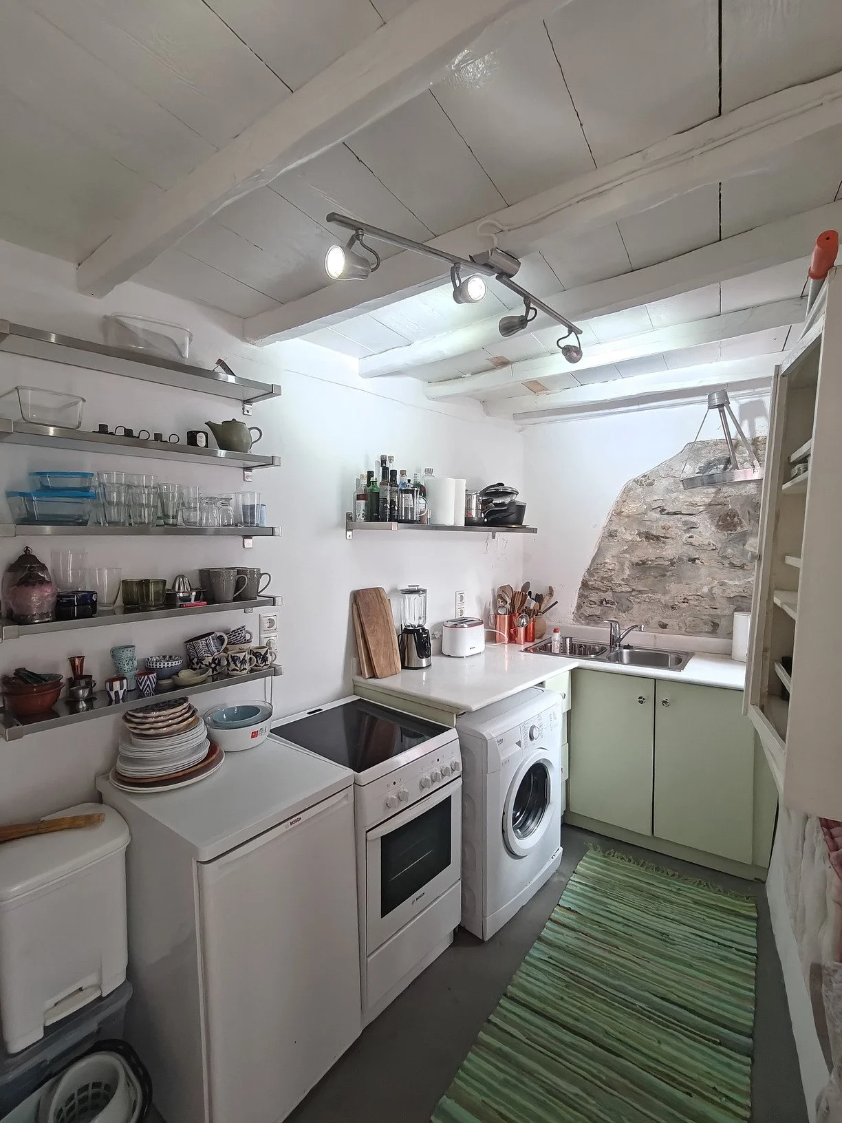 adorable_house_with_a_seaview_kitchen.jpg