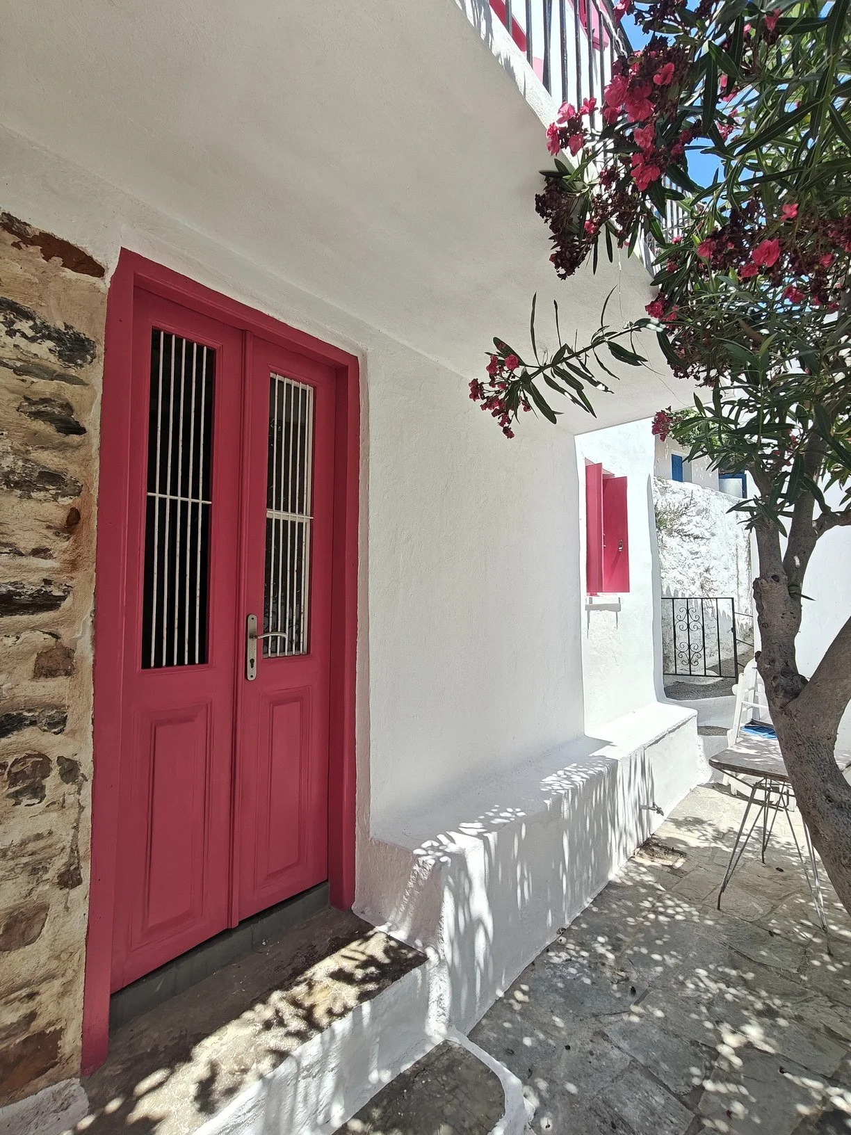adorable_house_with_a_seaview_outside_kitchen.jpg