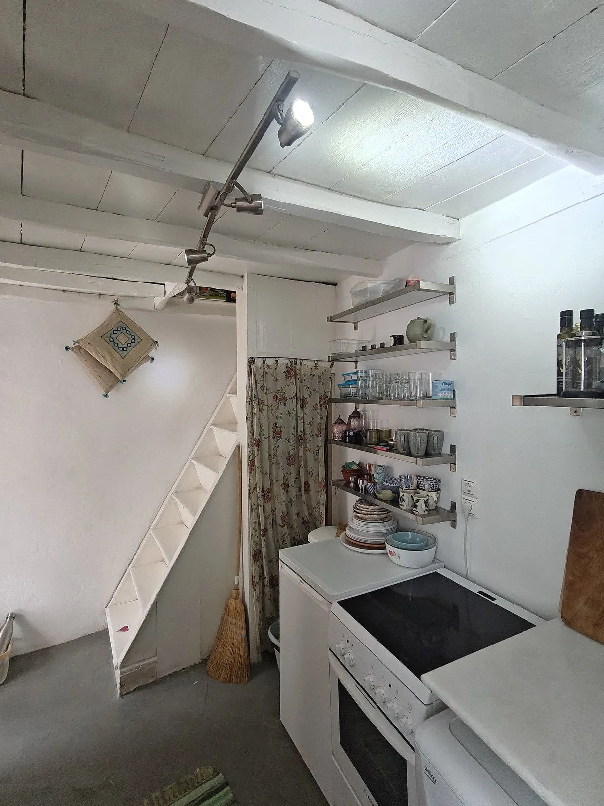 adorable_house_with_a_seaview_staircase.jpg