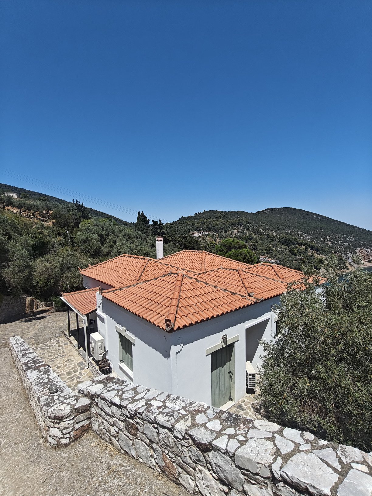  Stunning_villa_with_a_breathtaking_ panoramic_sea_ view_above.jpg