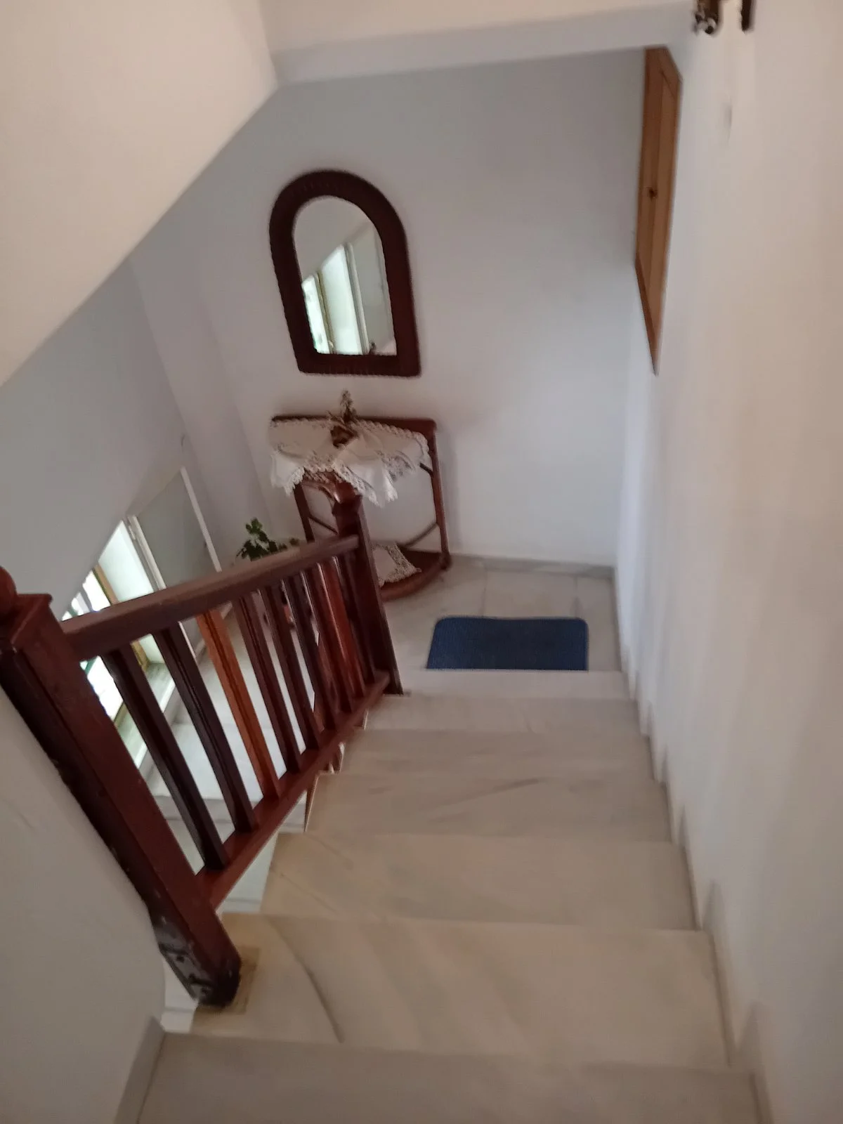 lovely_apartment_with_a_seaview_staircase.jpg