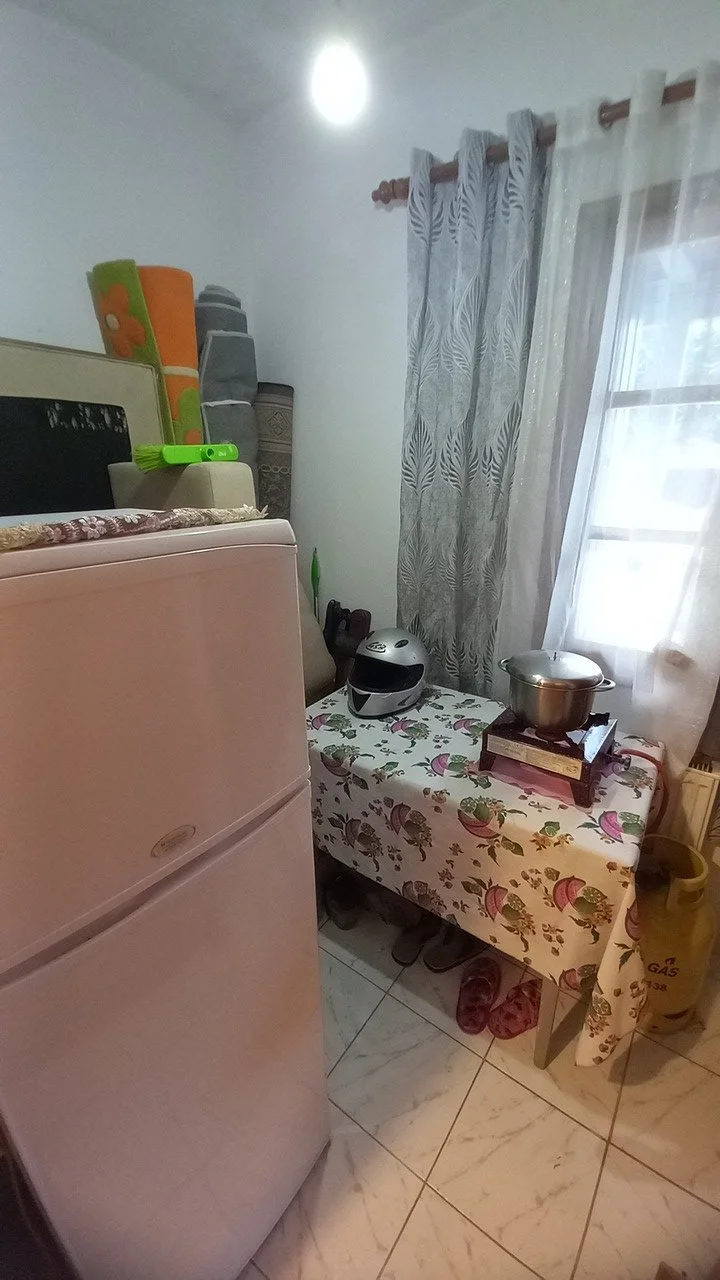 lovely_apartment_with_a_seaview_fridge.jpg