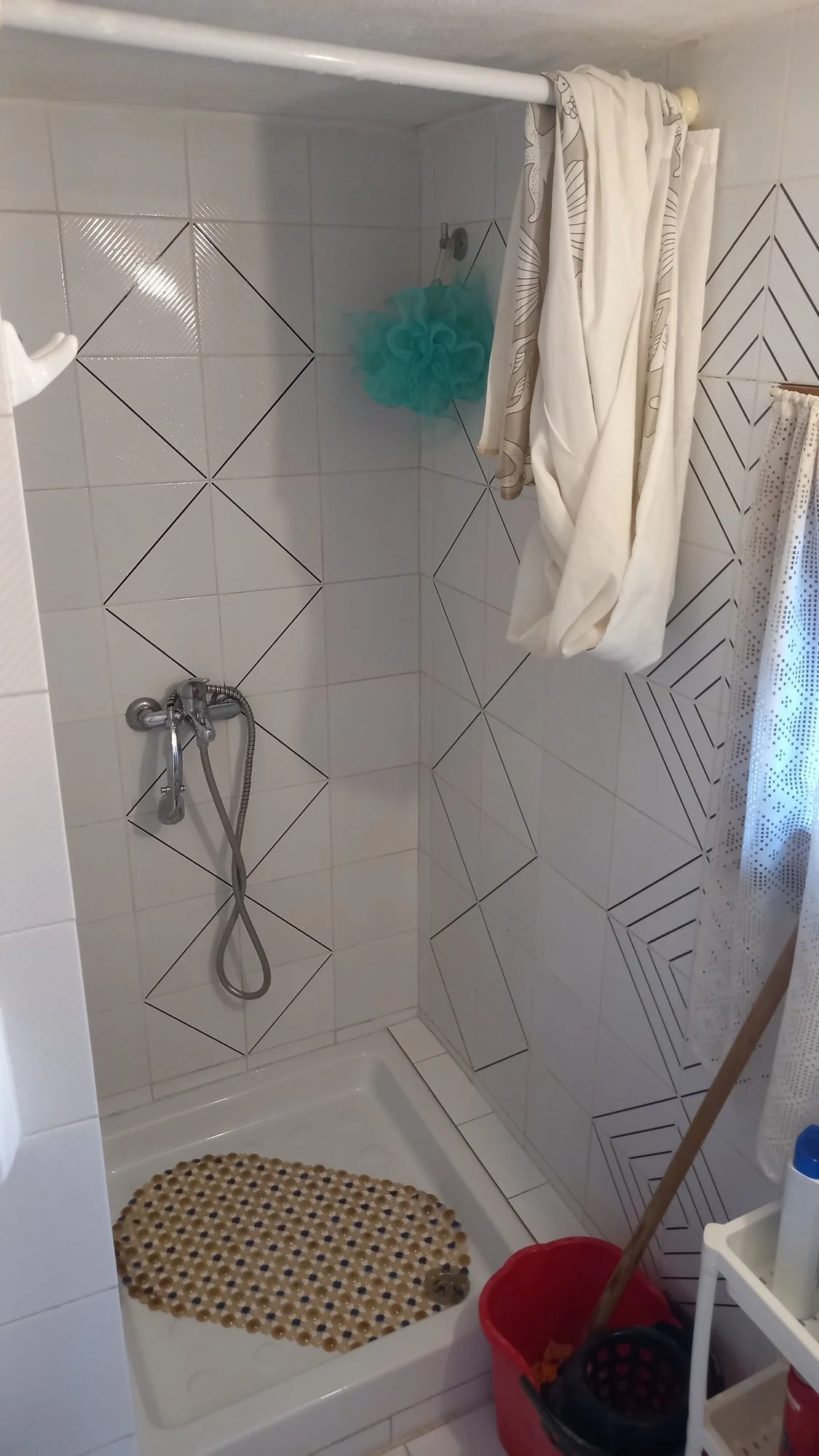 lovely_apartment_with_a_seaview_shower.jpg