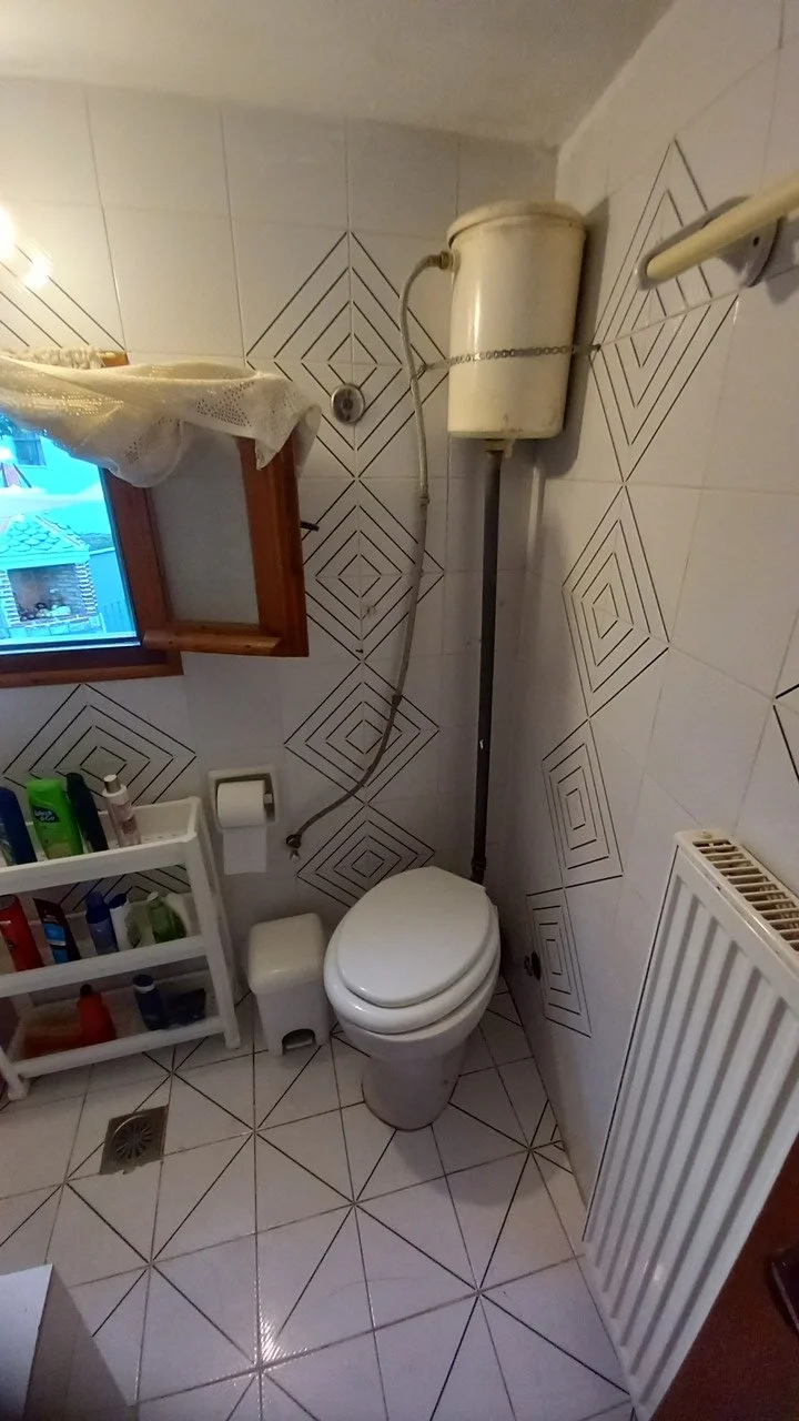 lovely_apartment_with_a_seaview_toilet.jpg