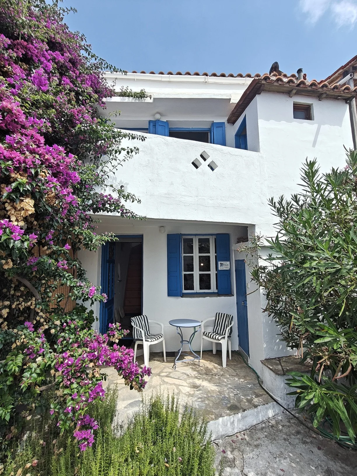 traditional_cozy_house_in_palio_klima_outside.jpg