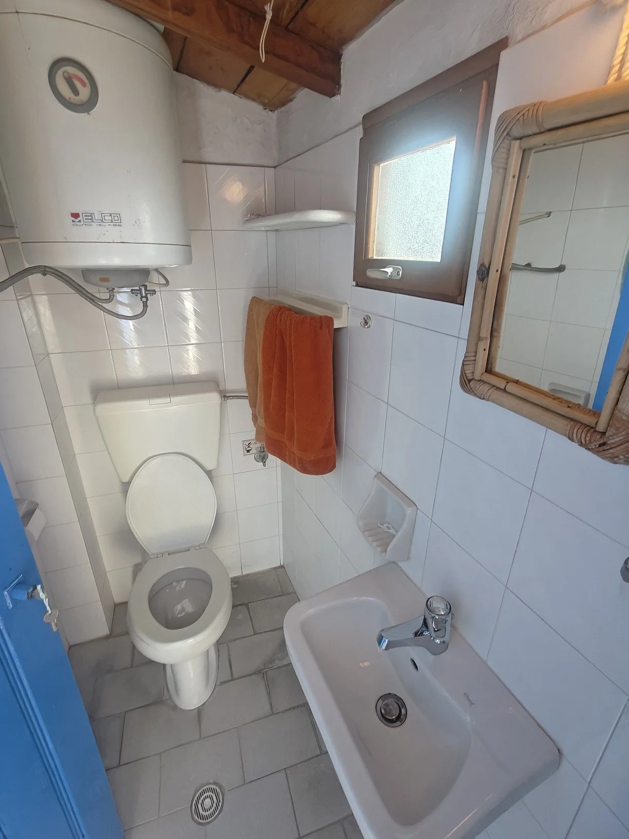 traditional_cozy_house_in_palio_klima_sink.jpg