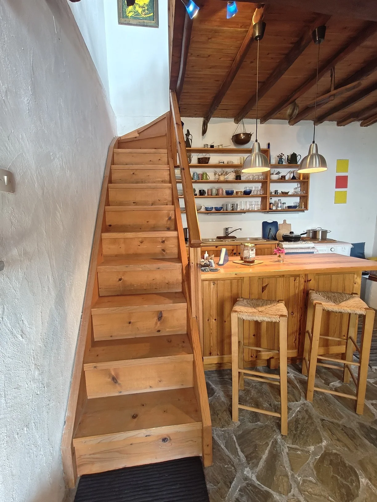 traditional_cozy_house_in_palio_klima_stairs.jpg