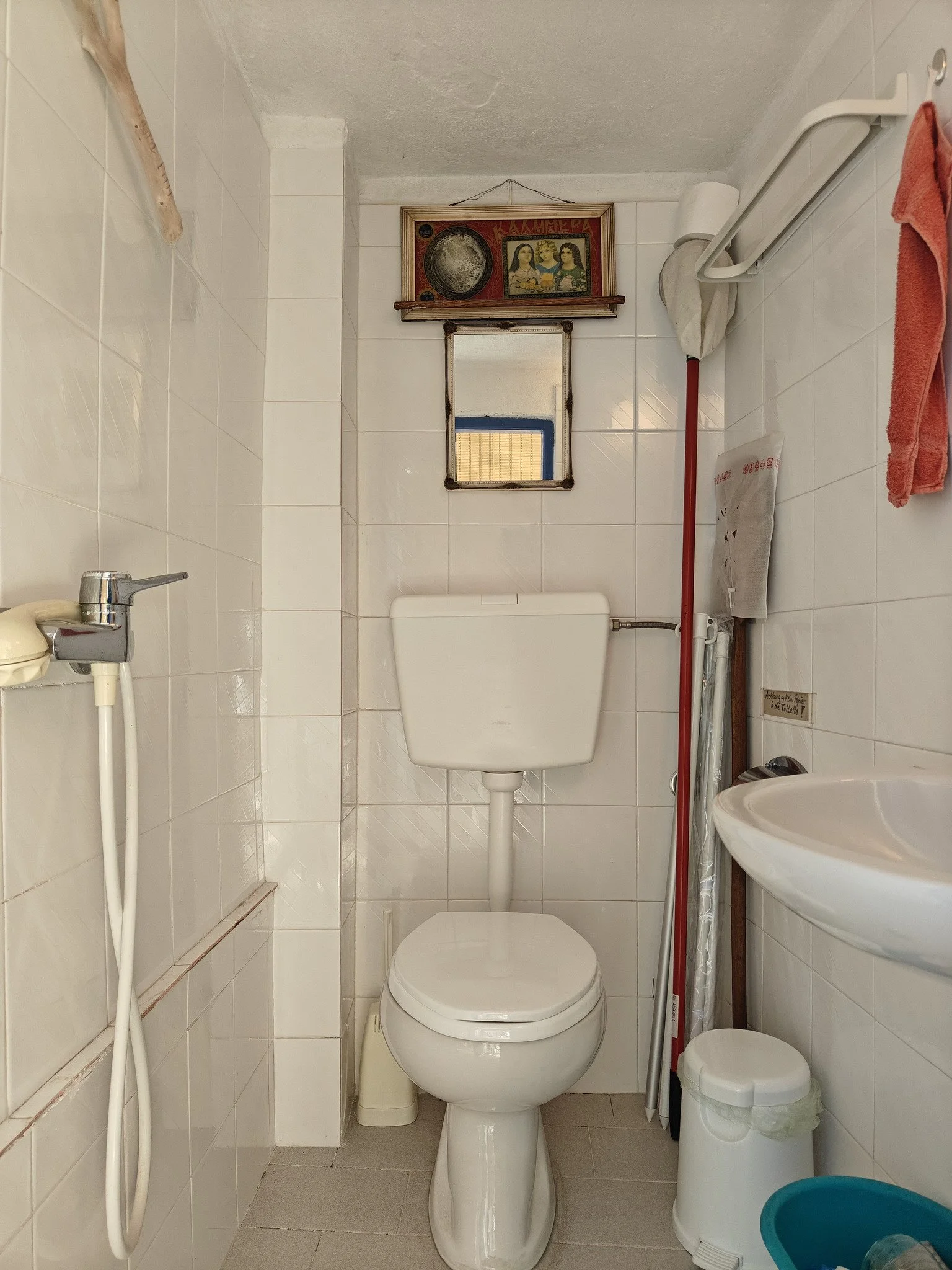 traditional_cozy_house_in_palio_klima_toilet.jpg
