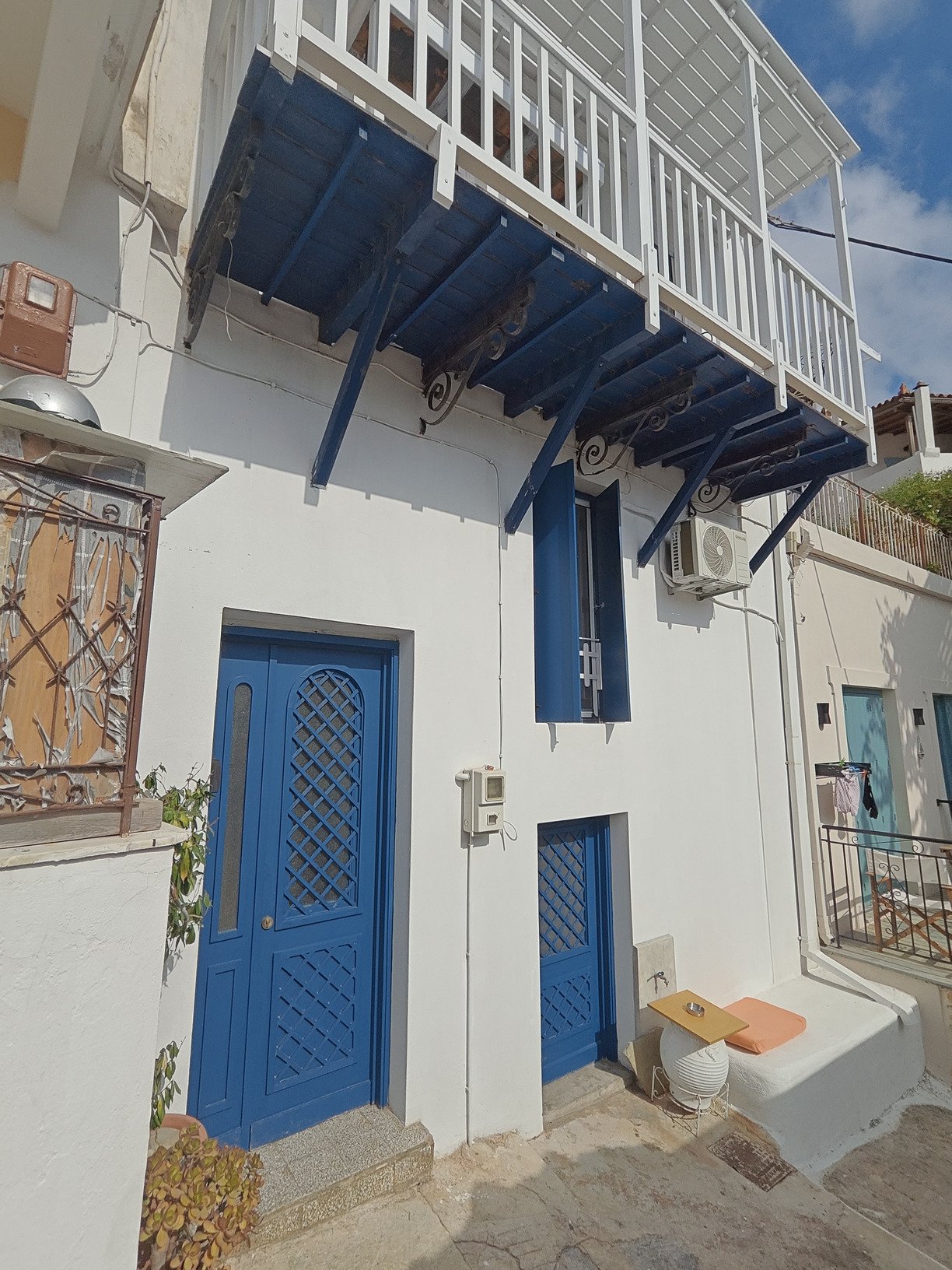 renovated_three_story_wood_based_house_whiteblue.jpg
